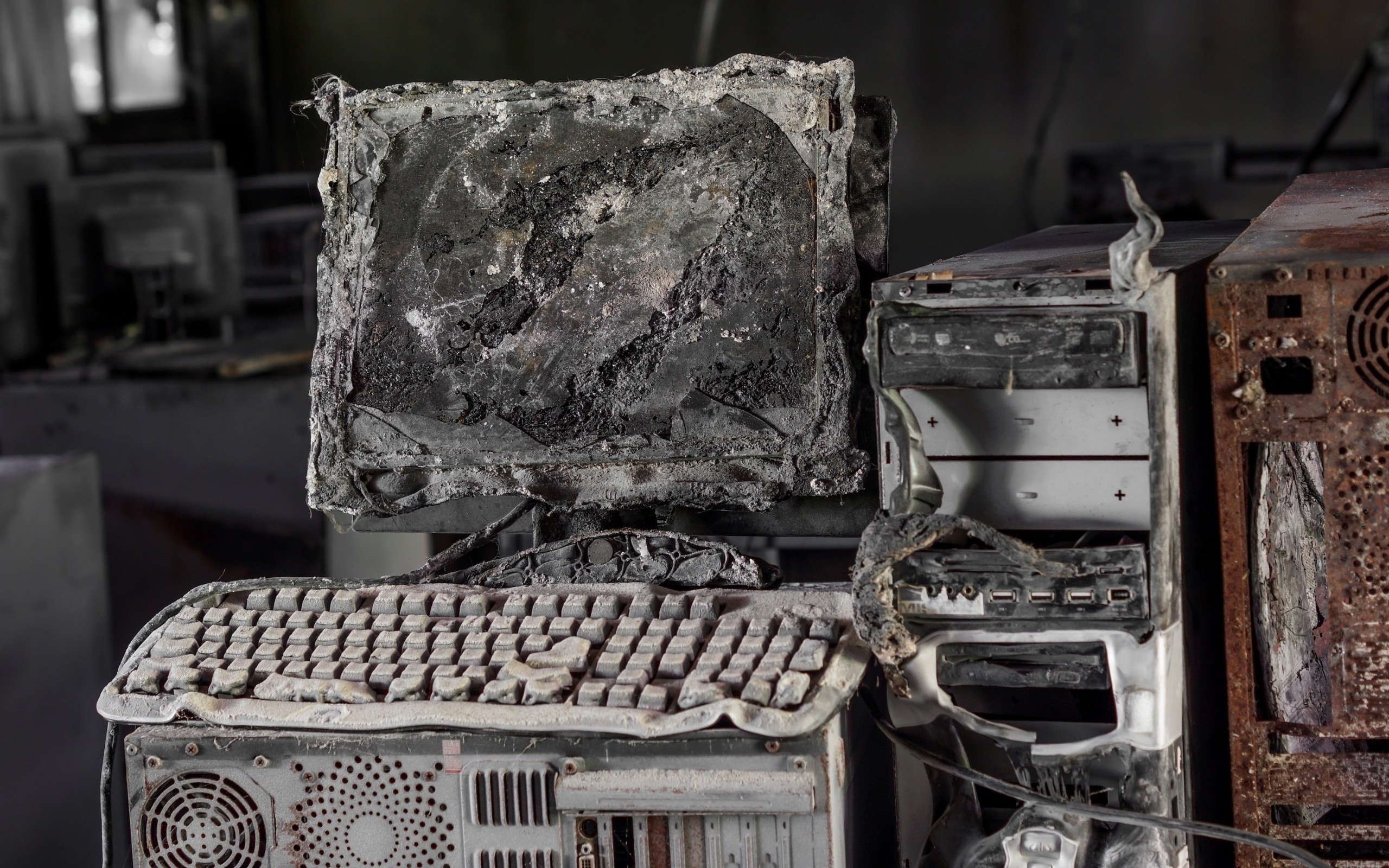 Computer Fire Melted Plastic Rust Depth Of Field Keyboards Destruction 2560x1600