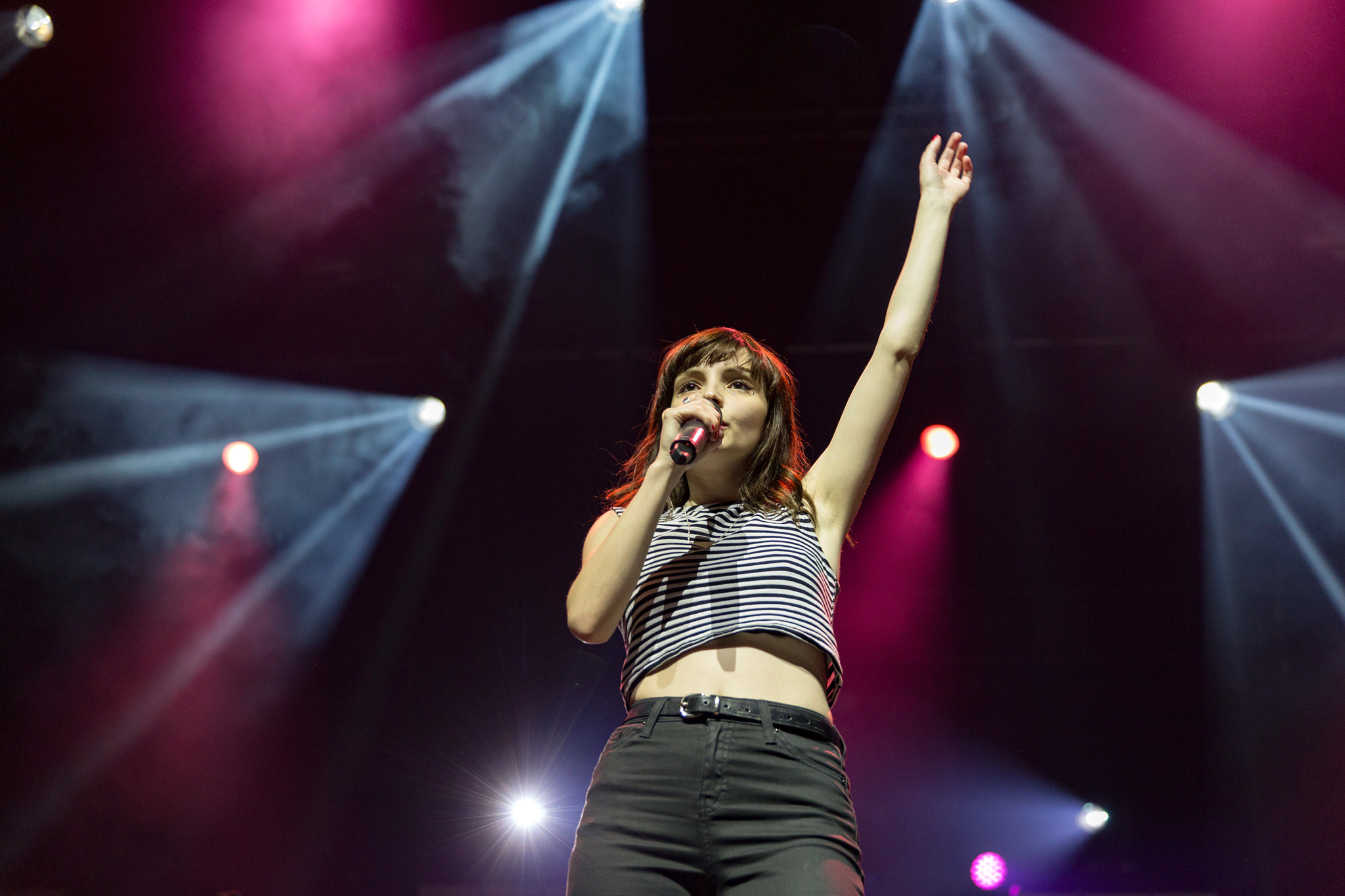 Concerts Lauren Mayberry Chvrches Stage Light Singer Musician Arms Up 2048x1365