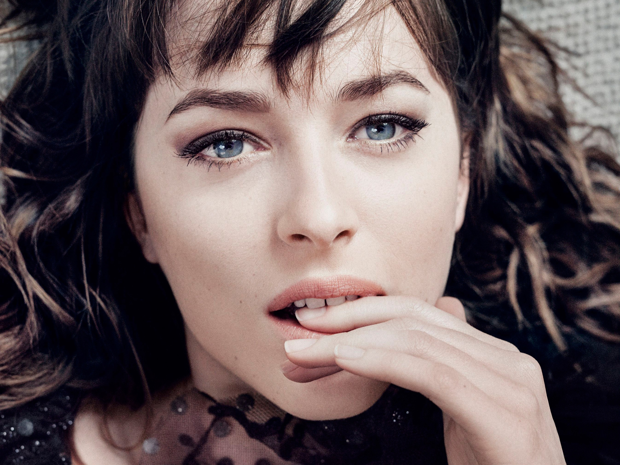Dakota Johnson Actress American Brunette Face Blue Eyes 2560x1920