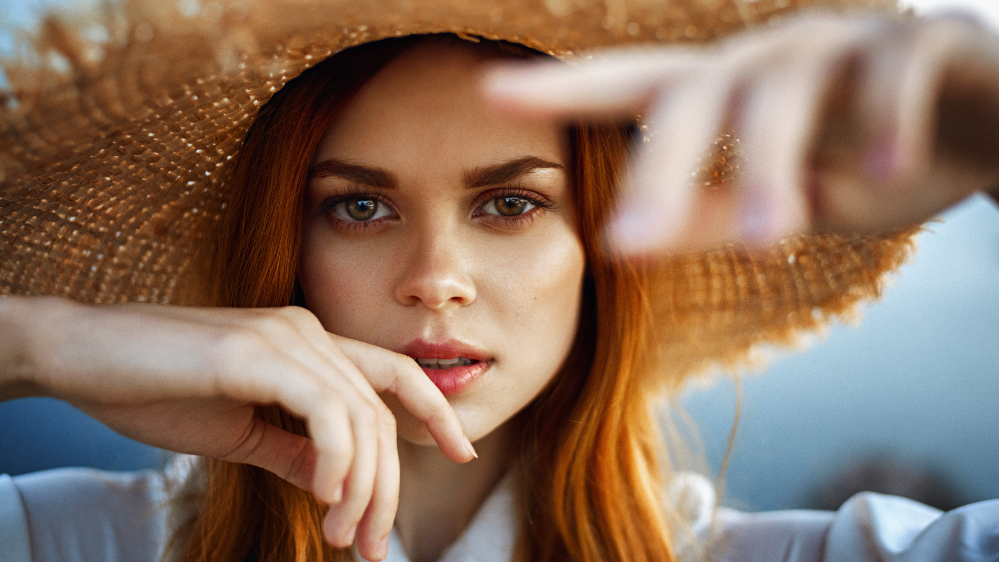 Women Model Looking At Viewer Face Portrait Women With Hats Straw Hat Millinery Touching Face Depth  2000x1125