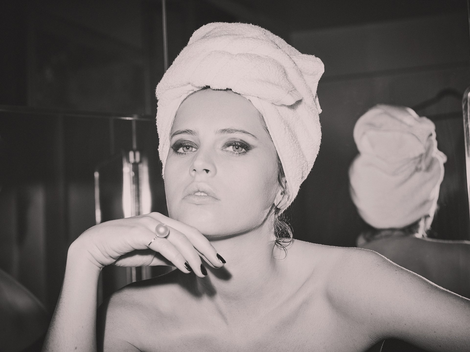 Women Felicity Jones Actress Celebrity Monochrome Towel Looking At Viewer Guy Aroch 1921x1440