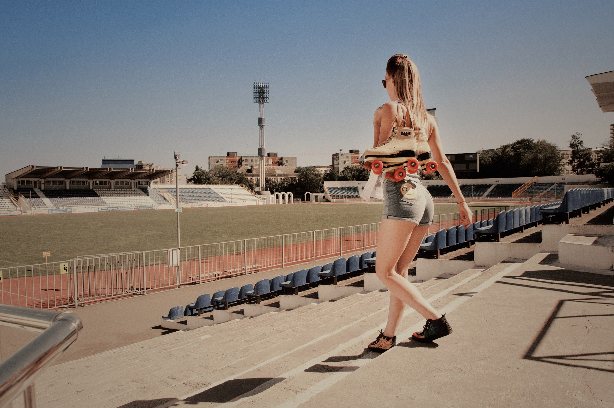 Women Blonde Rollerskates T Shirt Women Outdoors Sneakers Stadium Sunglasses 2560x1700