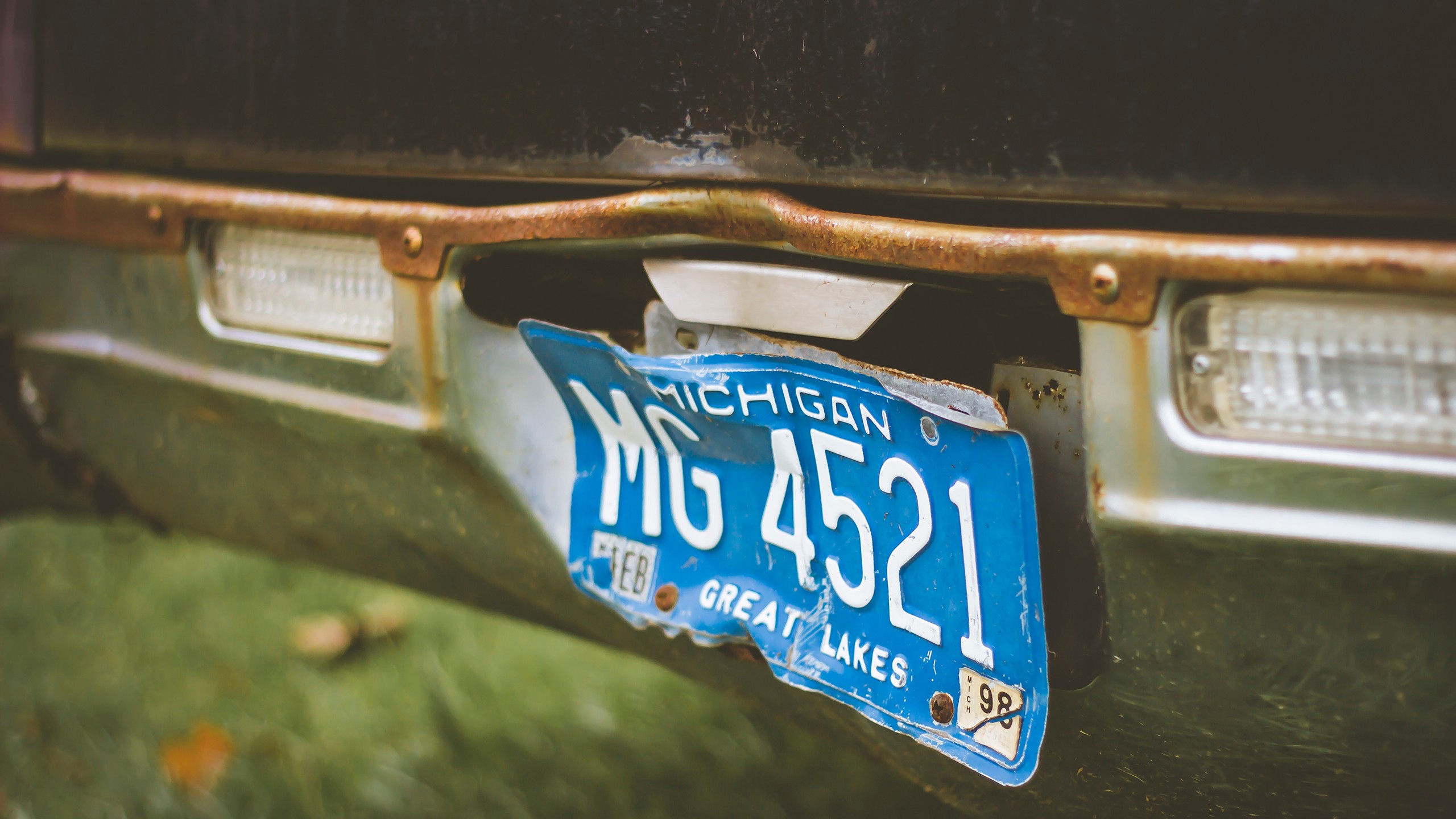 Michigan Licence Plates Old Car Rust 2560x1440