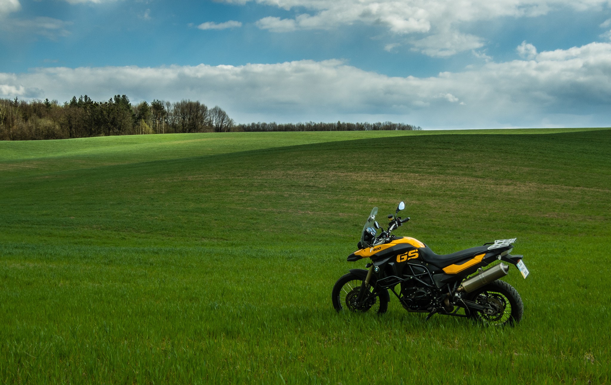 Motorcycle BMW F800GS Nature 2048x1292