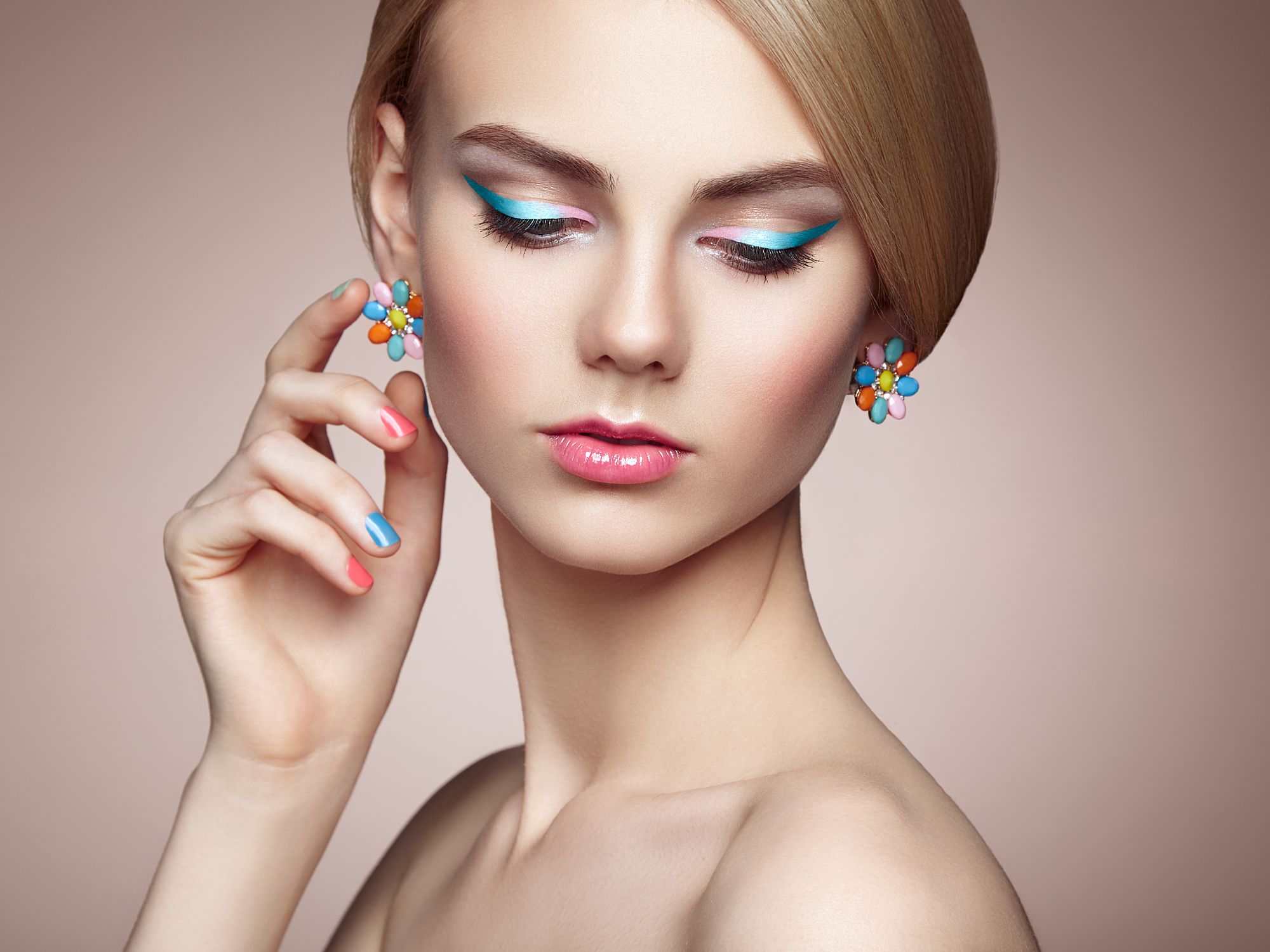 Oleg Gekman Women Blonde Hairbun Colorful Make Up Eyeshadow Earring Painted Nails Lipstick Portrait  2000x1500