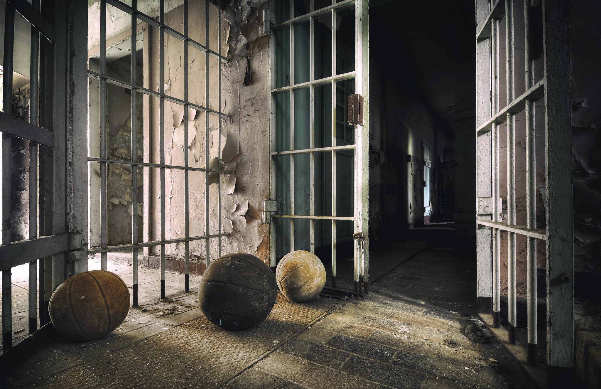 Old Ruin Prison Balls 2048x1325