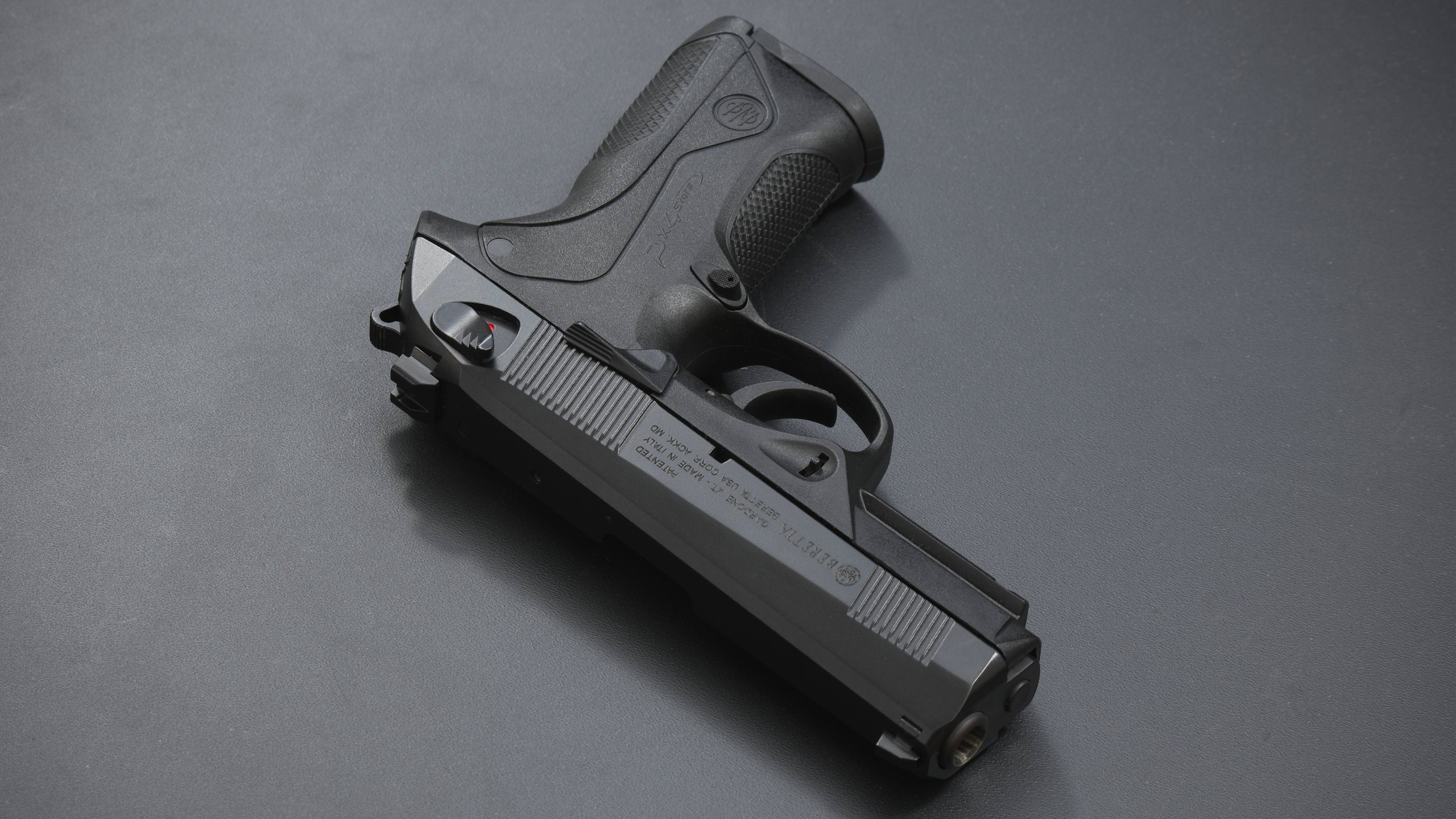 Gun Pistol Beretta 2560x1440