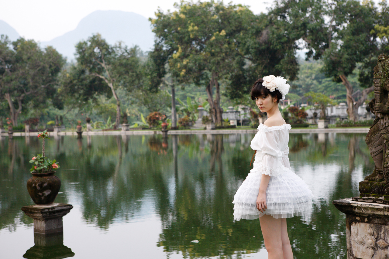 Airi Suzuki White Dress Outdoors Women Brunette Flower In Hair Brides Japanese Women Japanese Asian 1280x853