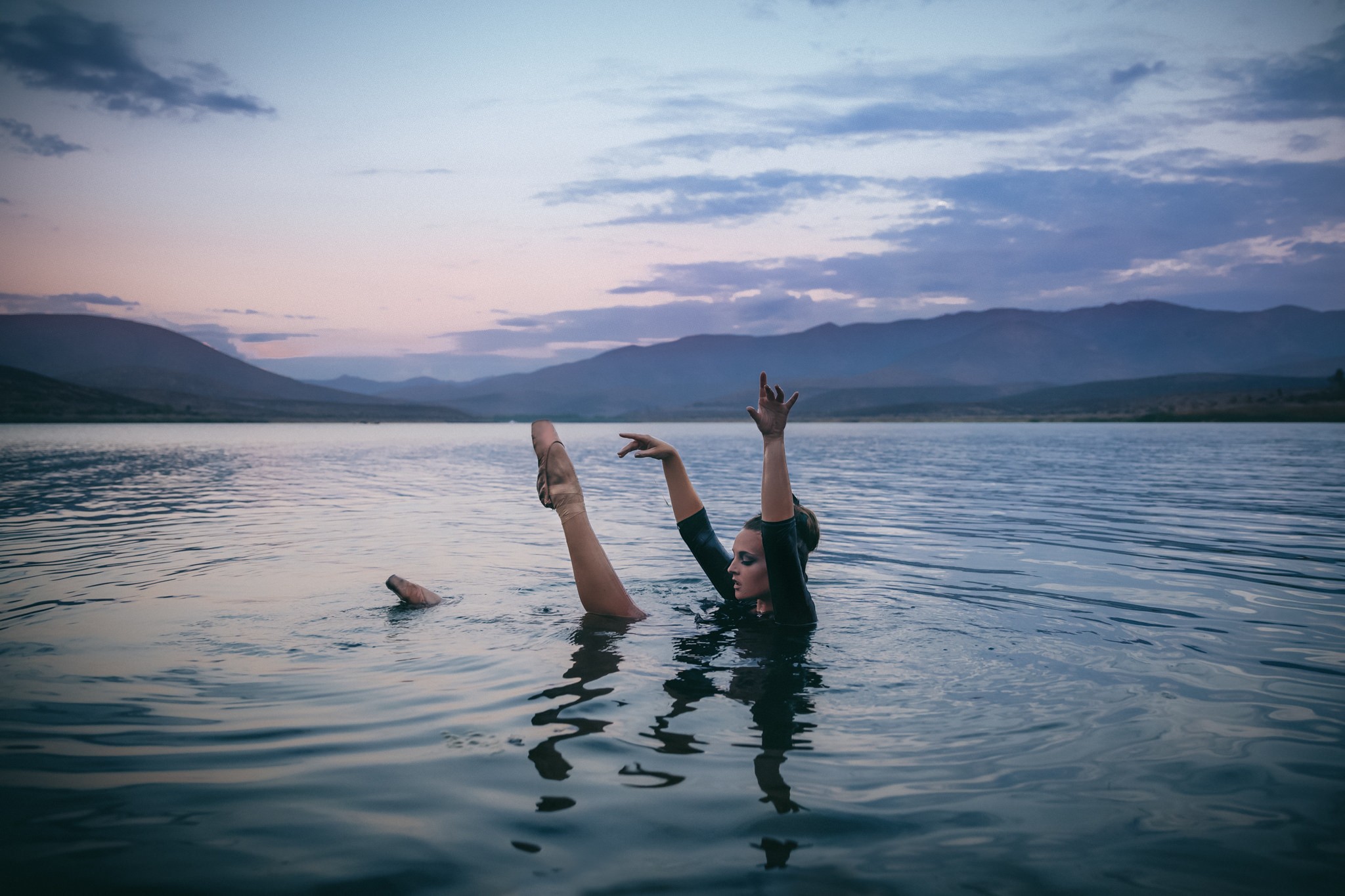 Lake dance. Танец с водой. Водные танцы. Танец с водой девушка. Танцует на воде.