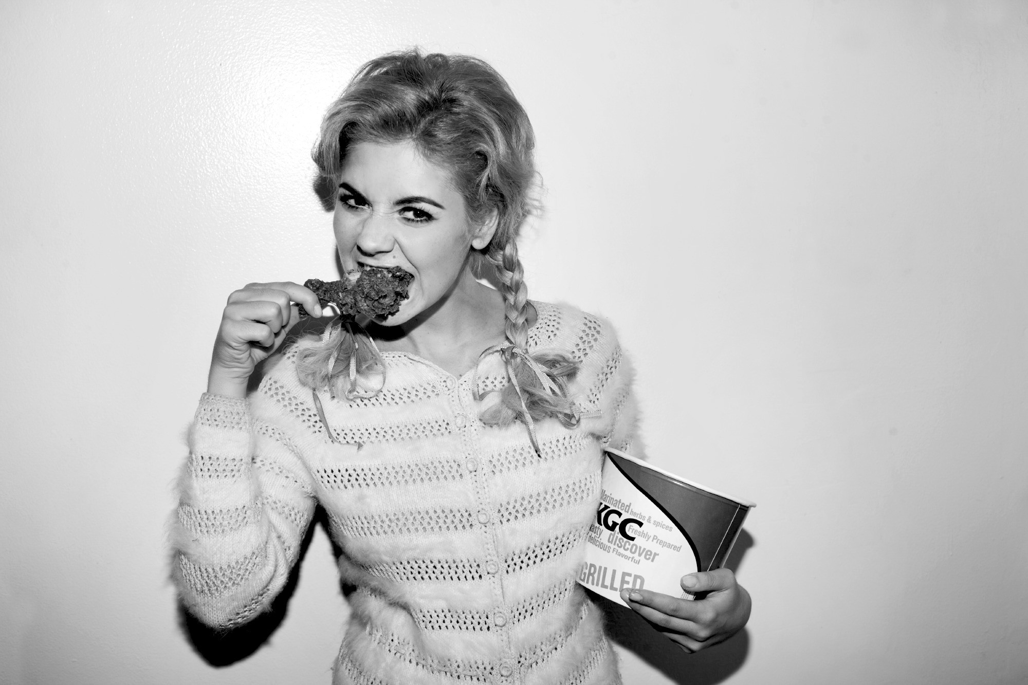 Women Monochrome KFC Fried Chicken Eating Pigtails Food Marina And The Diamonds 2000x1333