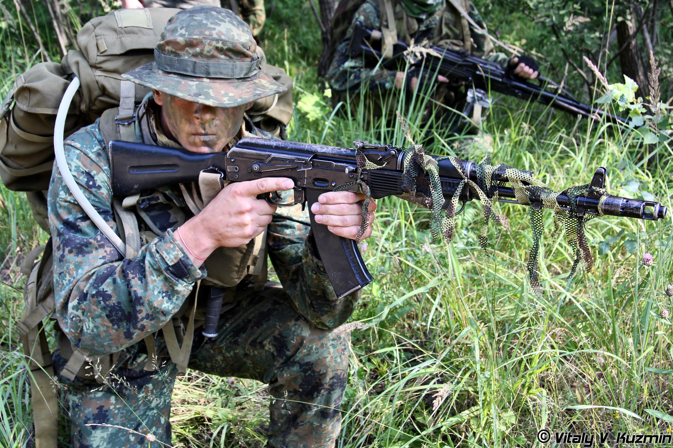 Soldier Camouflage Rifles Men AK 74M 2250x1500