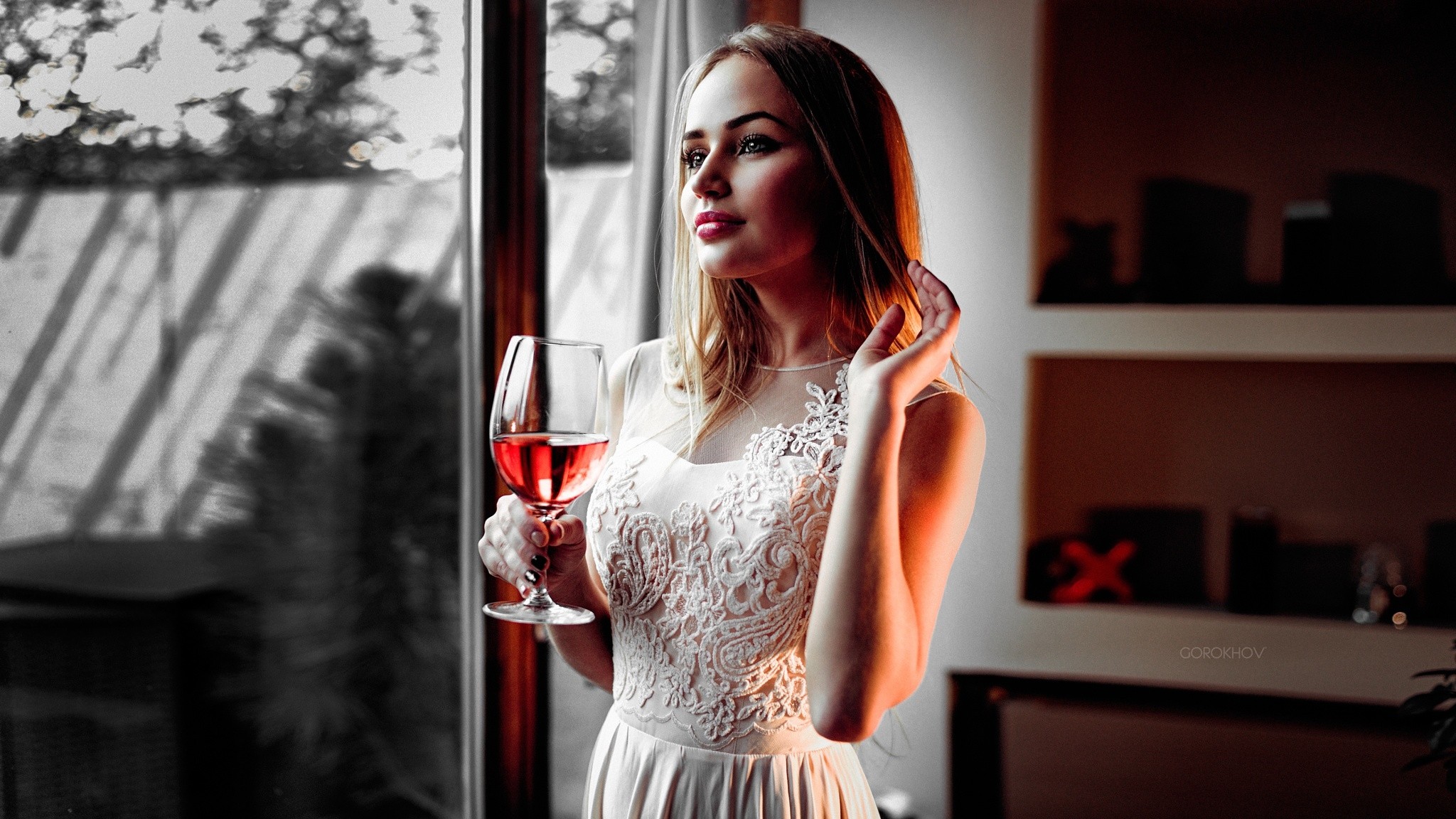 Порванное платье и бокал вина
