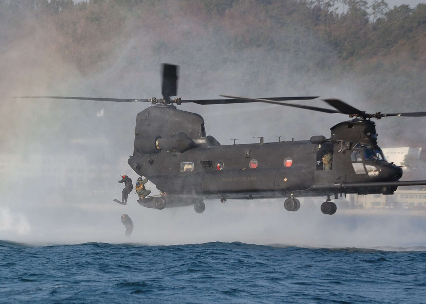 Military Boeing CH 47 Chinook 1750x1250