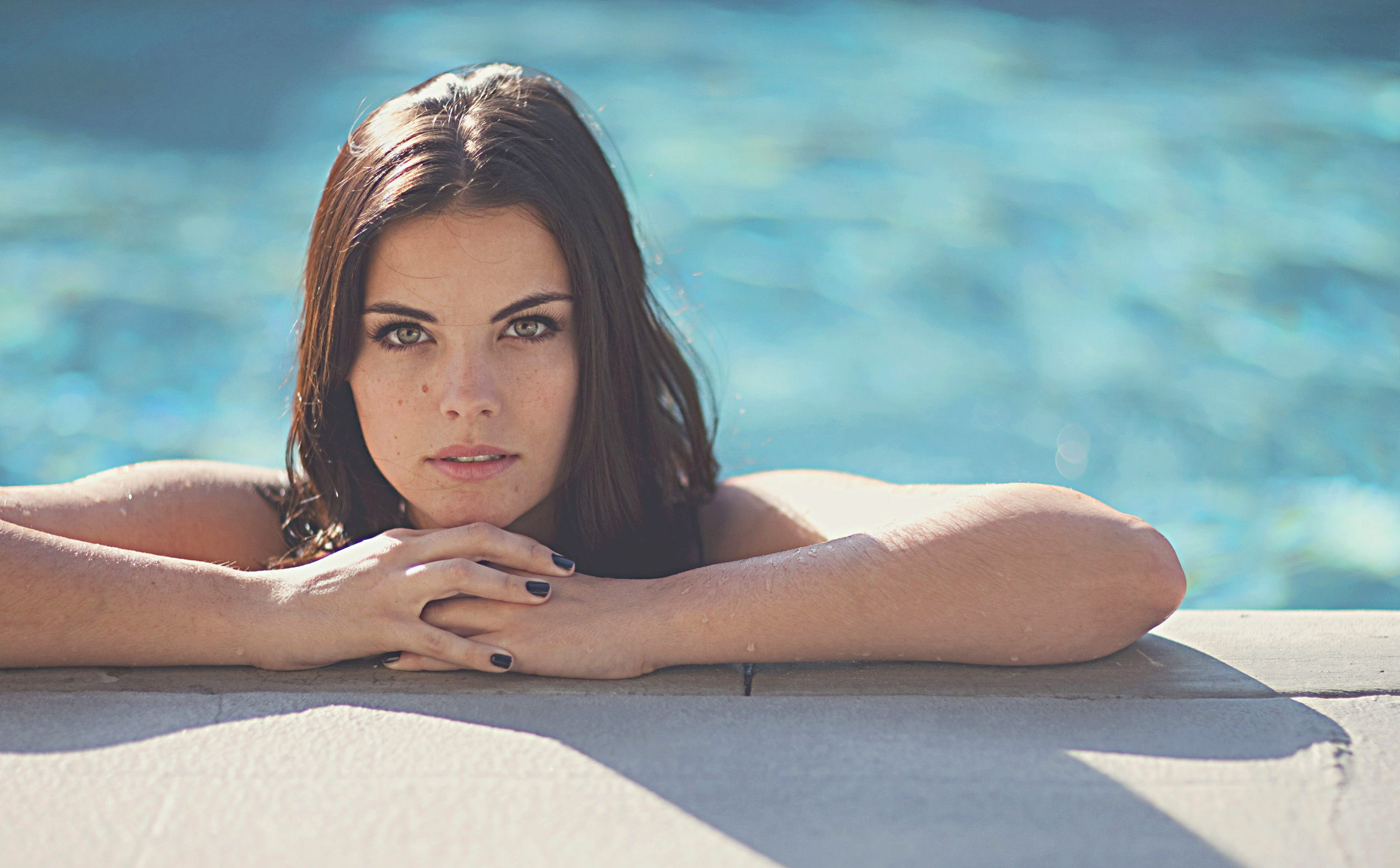 Jaimie Alexander Women Actress Brunette Outdoors Swimming Pool Looking At Viewer 2600x1612