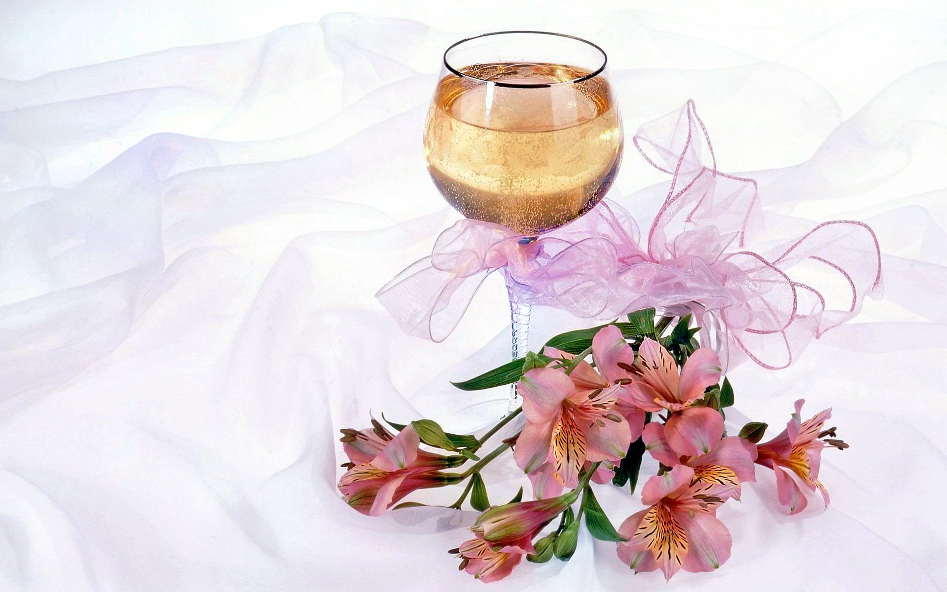 Valentines Day Bouquet Champagne Pastel Glass 1920x1200