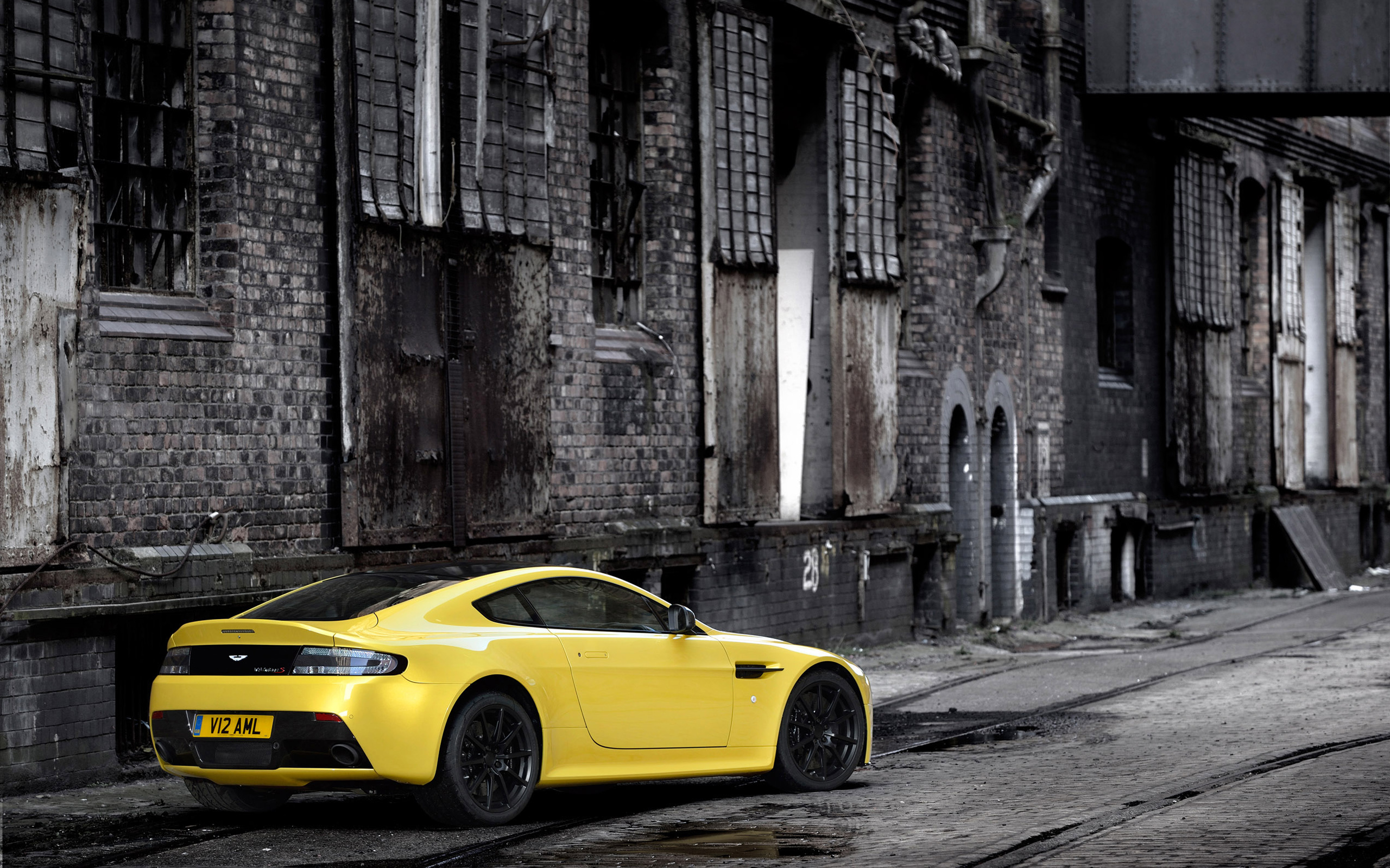 Aston Martin 2560x1600