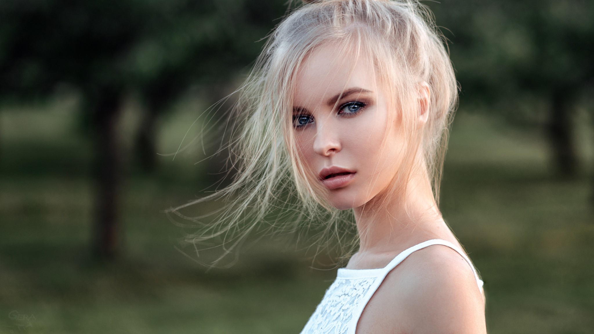 Women Model Looking At Viewer Platinum Blonde Depth Of Field Face Portrait Eyes Windy Women Outdoors 2048x1152