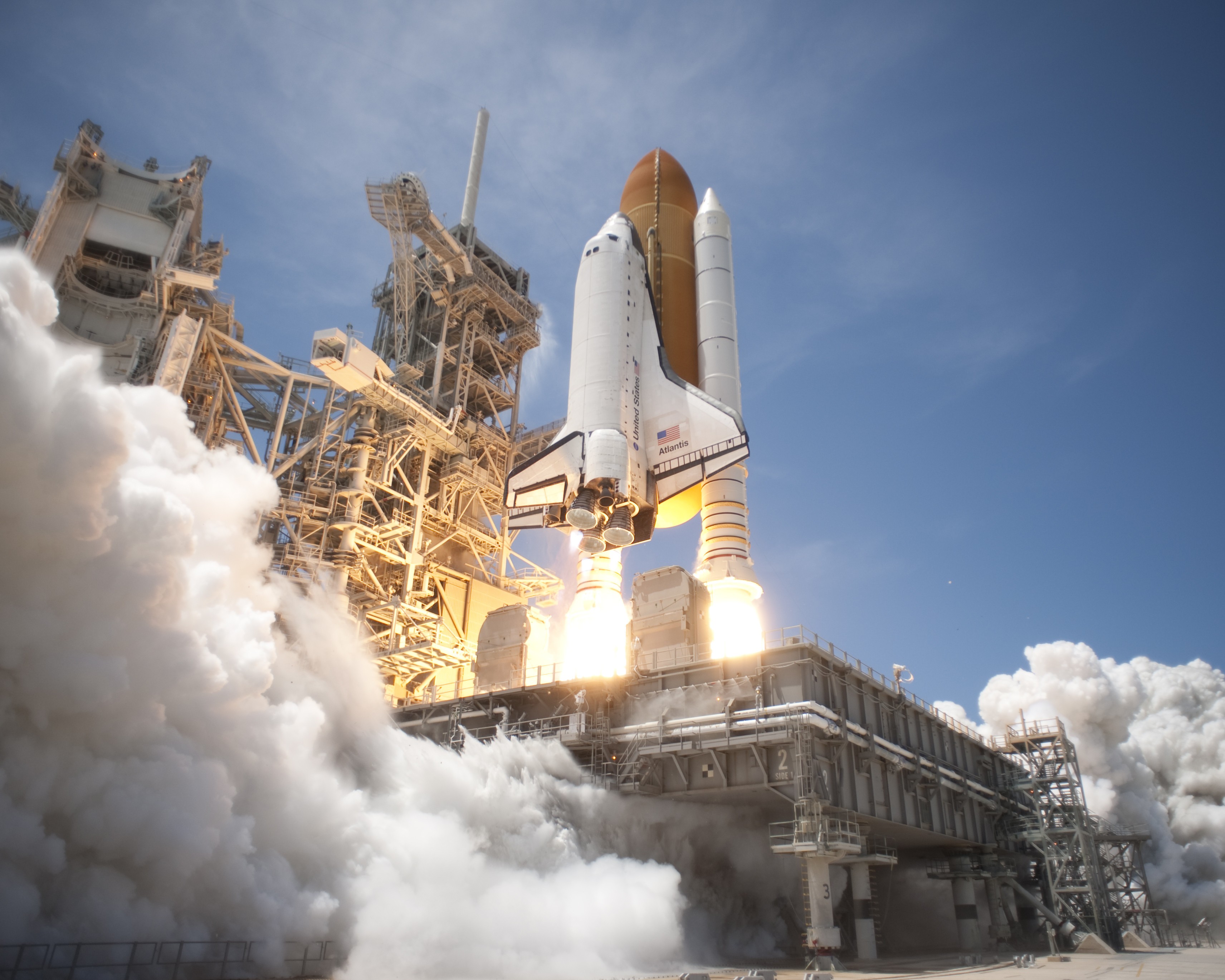 Space Shuttle Atlantis Space Shuttle Smoke Platform Low Angle 3424x2739