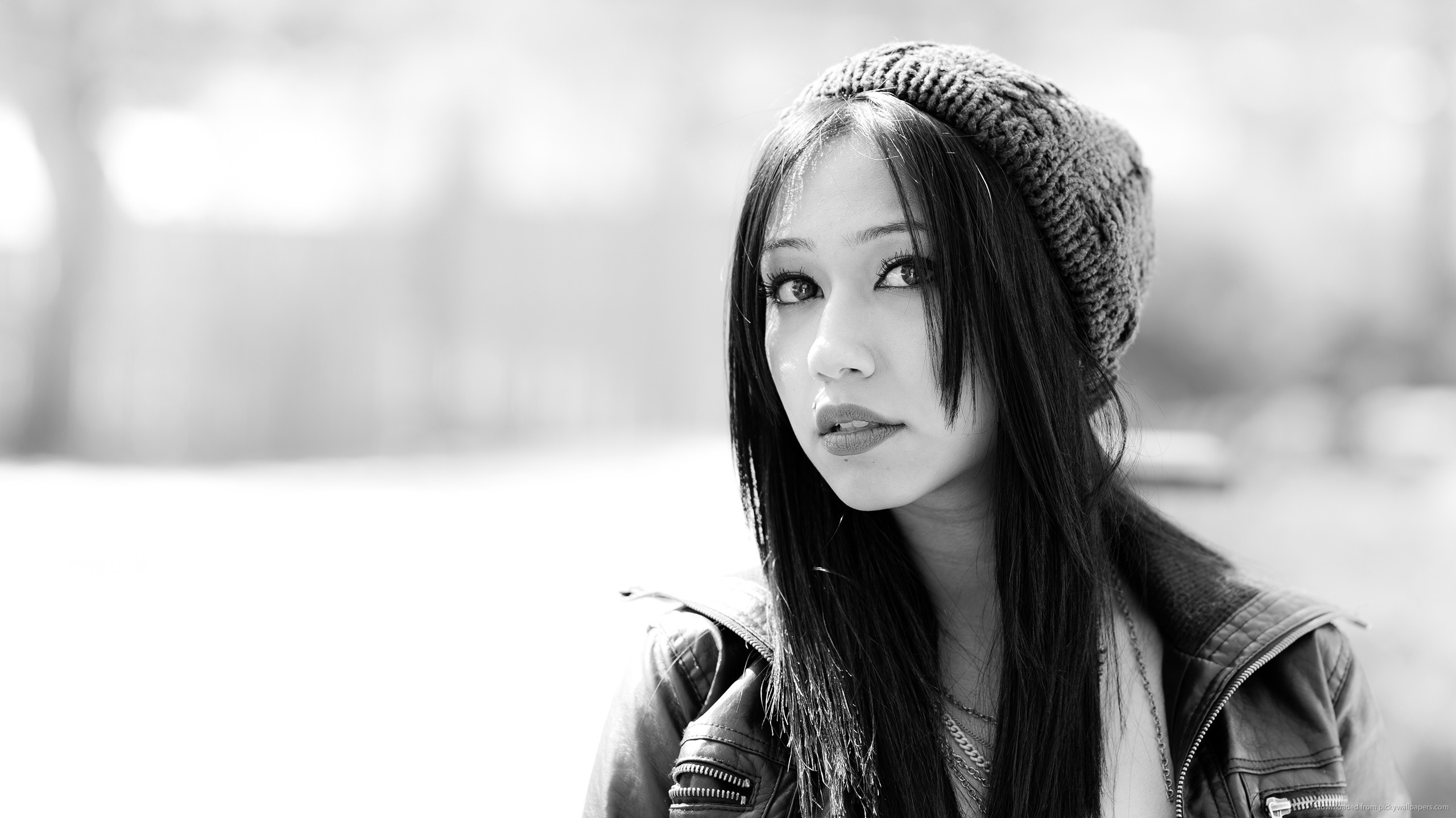 Brunette Beanie Monochrome 2560x1440