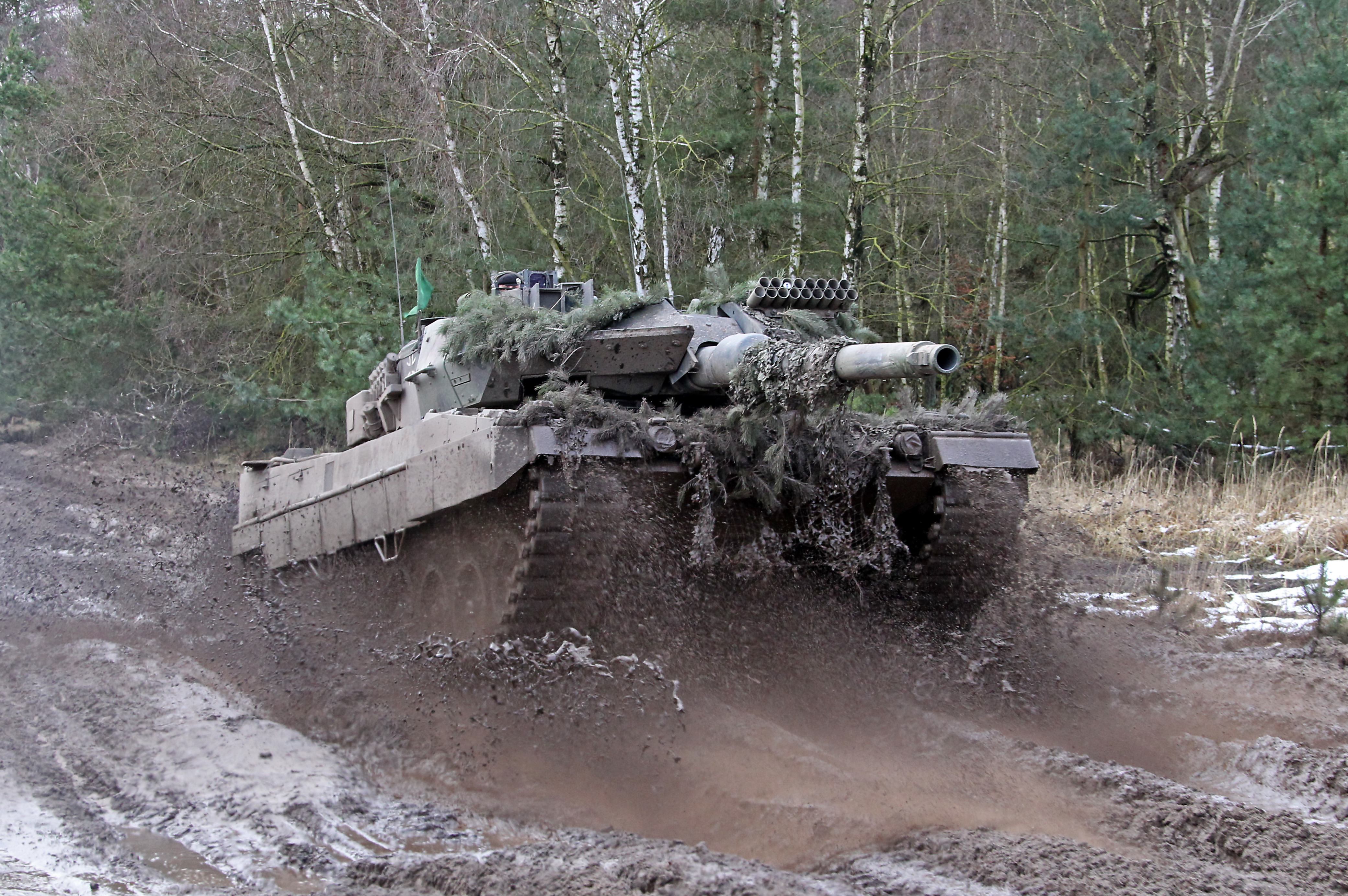 Military Leopard 2 4162x2767