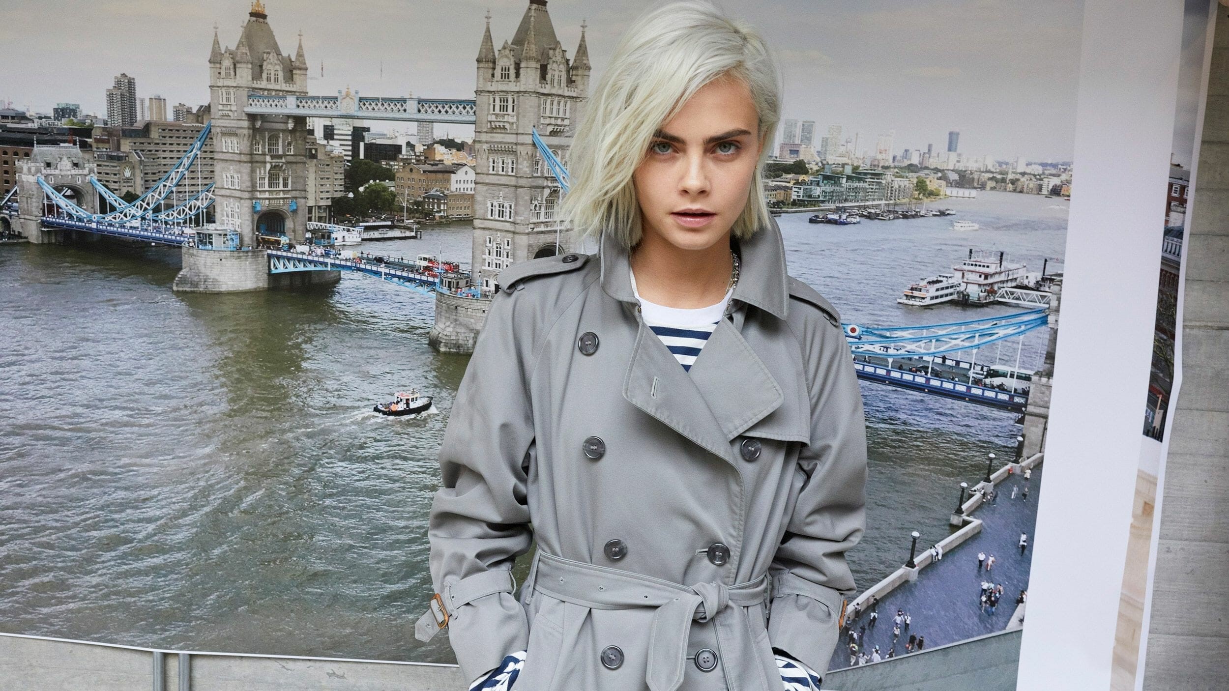 Cara Delevingne Model Women Grey Coat Coats Trench Coat Shoulder Length Hair Actress 2500x1406
