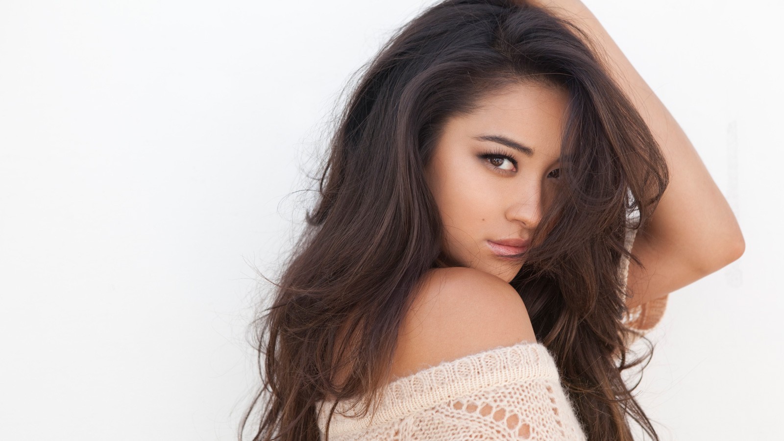Shay Mitchell Brunette Actress Long Hair Hair In Face Looking At Viewer Bare Shoulders Portrait 1600x900