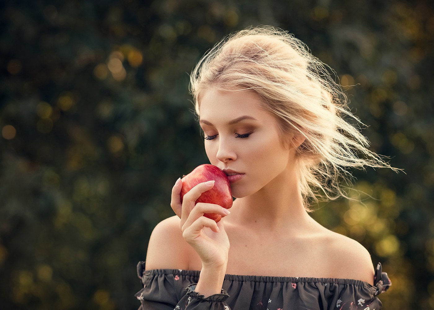 Apples Fruit Blonde Bare Shoulders Closed Eyes Women Women Outdoors Alice Tarasenko 1400x1000