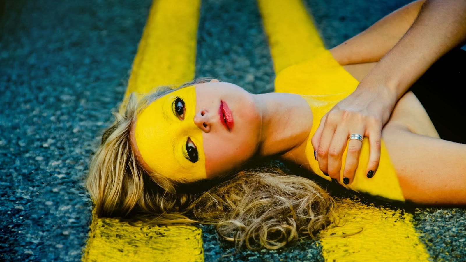 Women Yellow Face Paint Body Paint Red Lipstick Blonde Model Painted Nails Humor Asphalt 1600x900