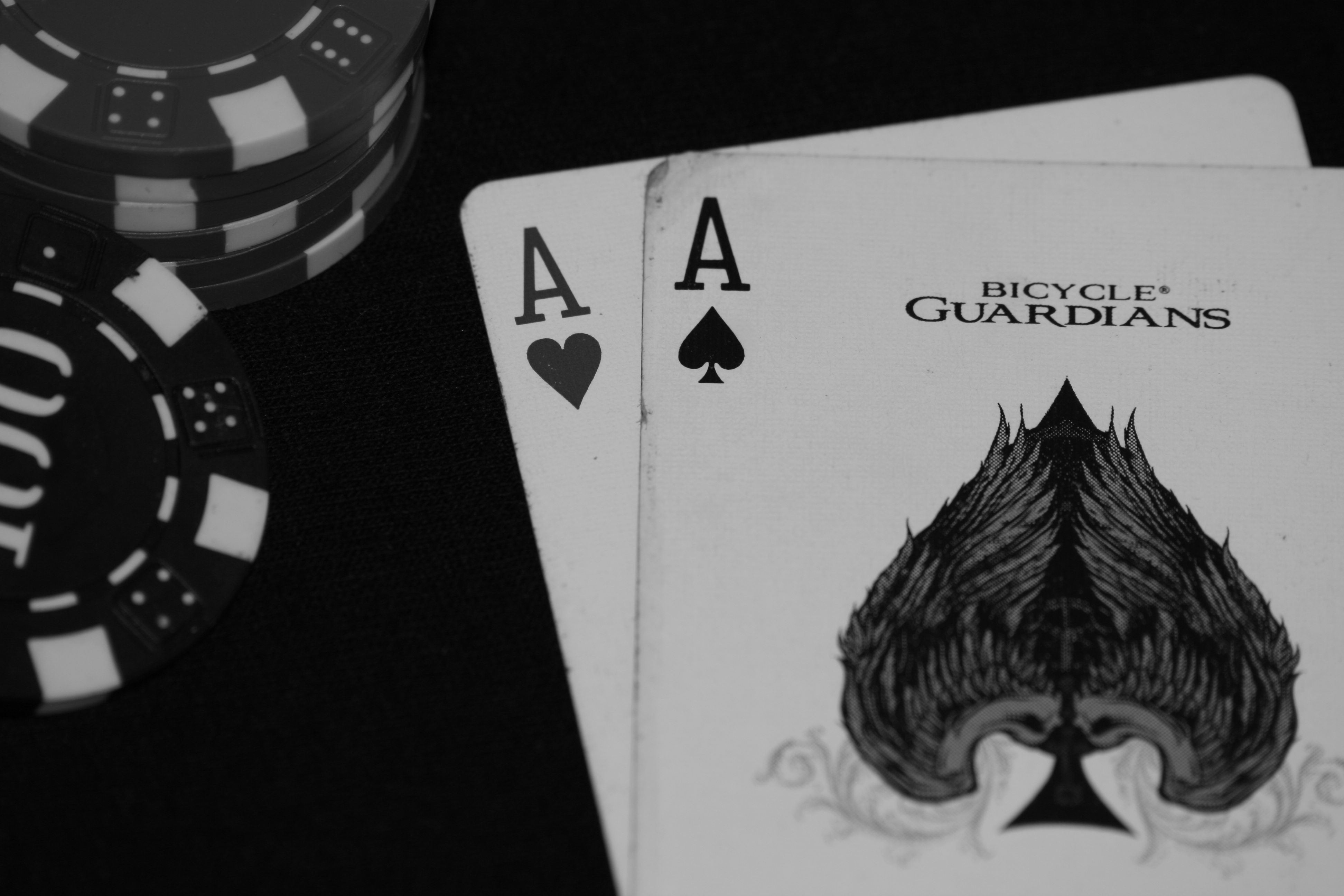 Правила игры черно белое. Обои на рабочий стол Покер. Черные покерные карты. Карта черно белая. Карты Покер обои.