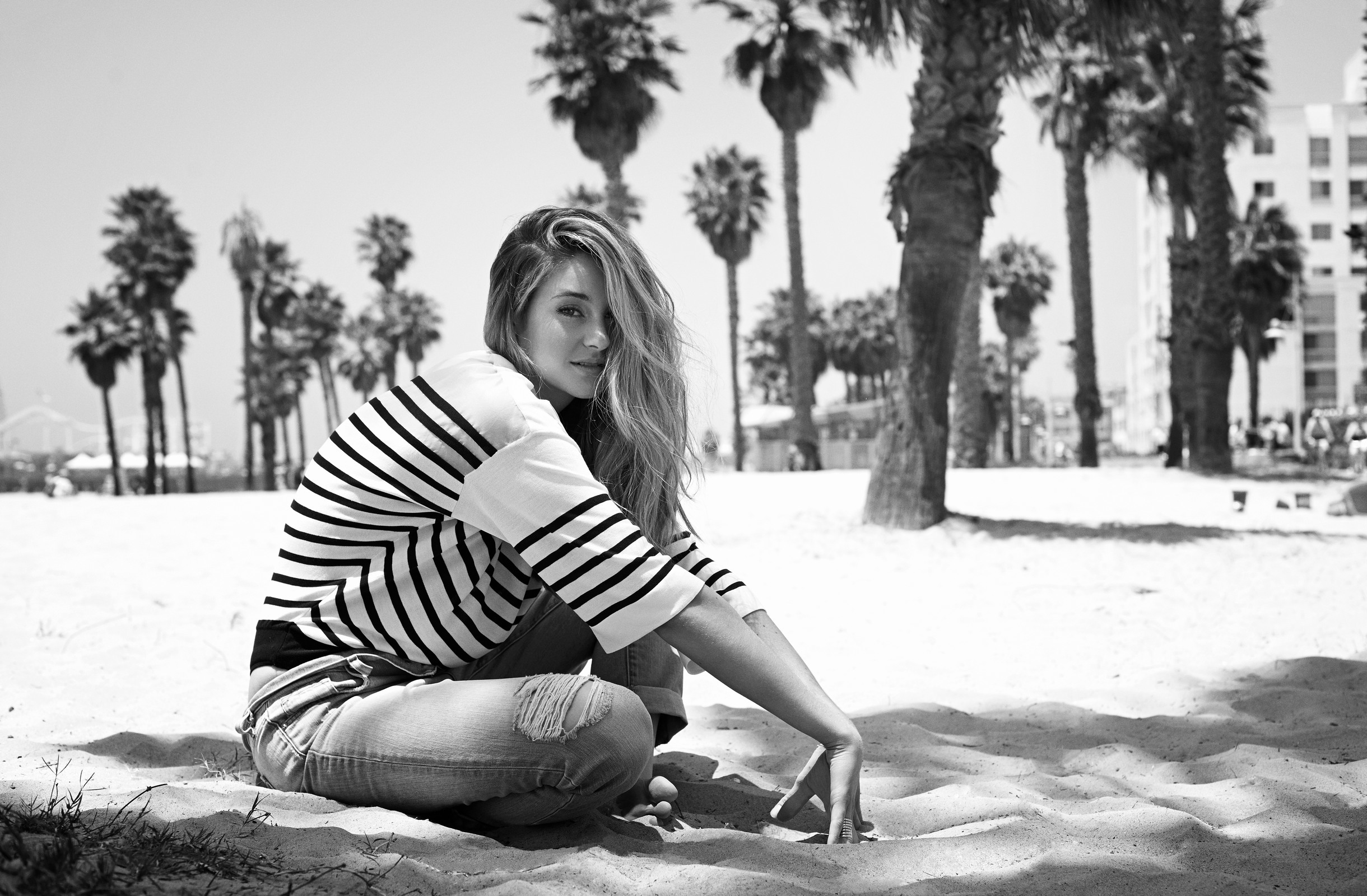 Shailene Woodley Actress American Black Amp White Sand 2440x1600