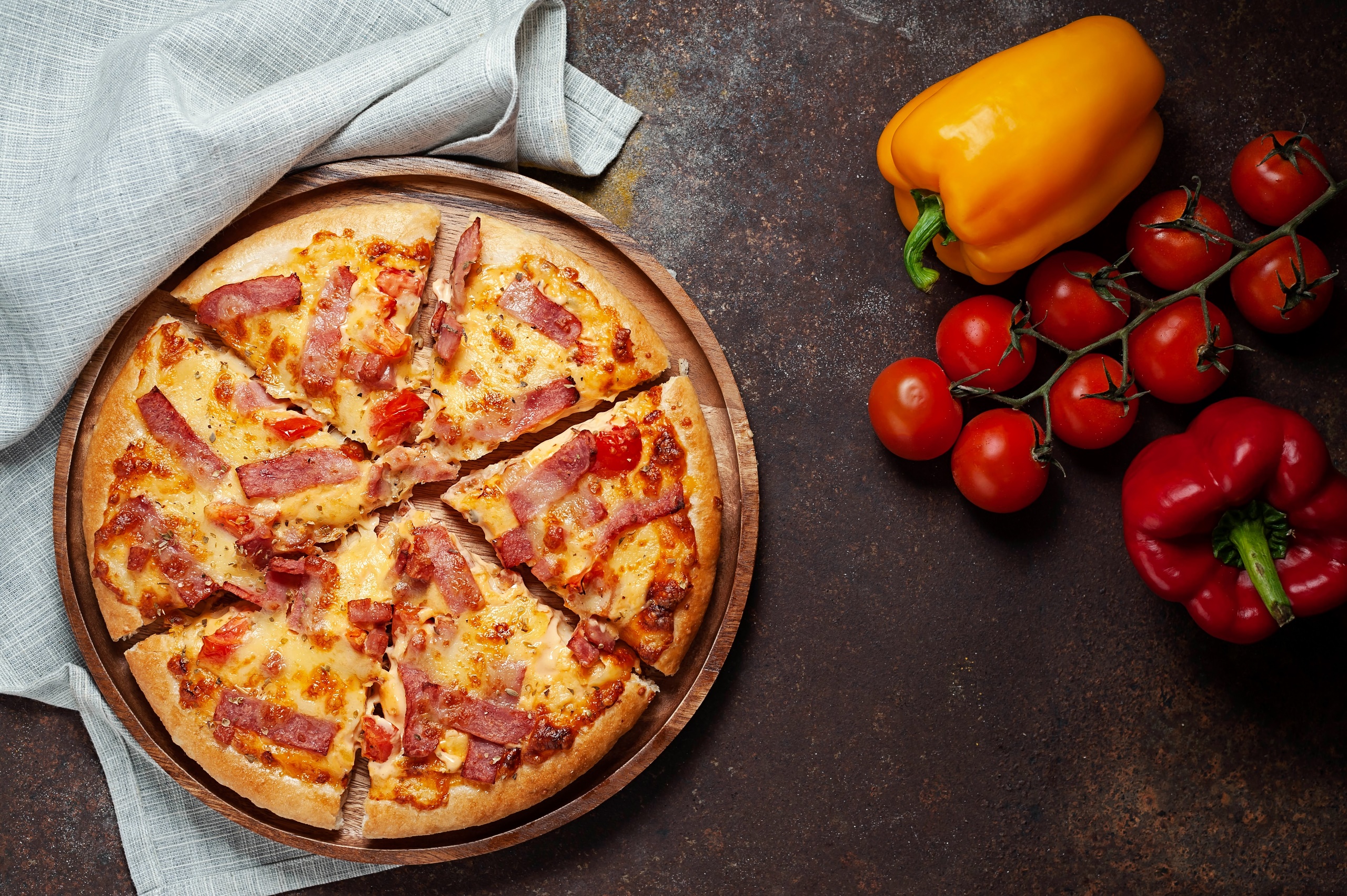 Pizza Food Tomatoes Paprika 2560x1703