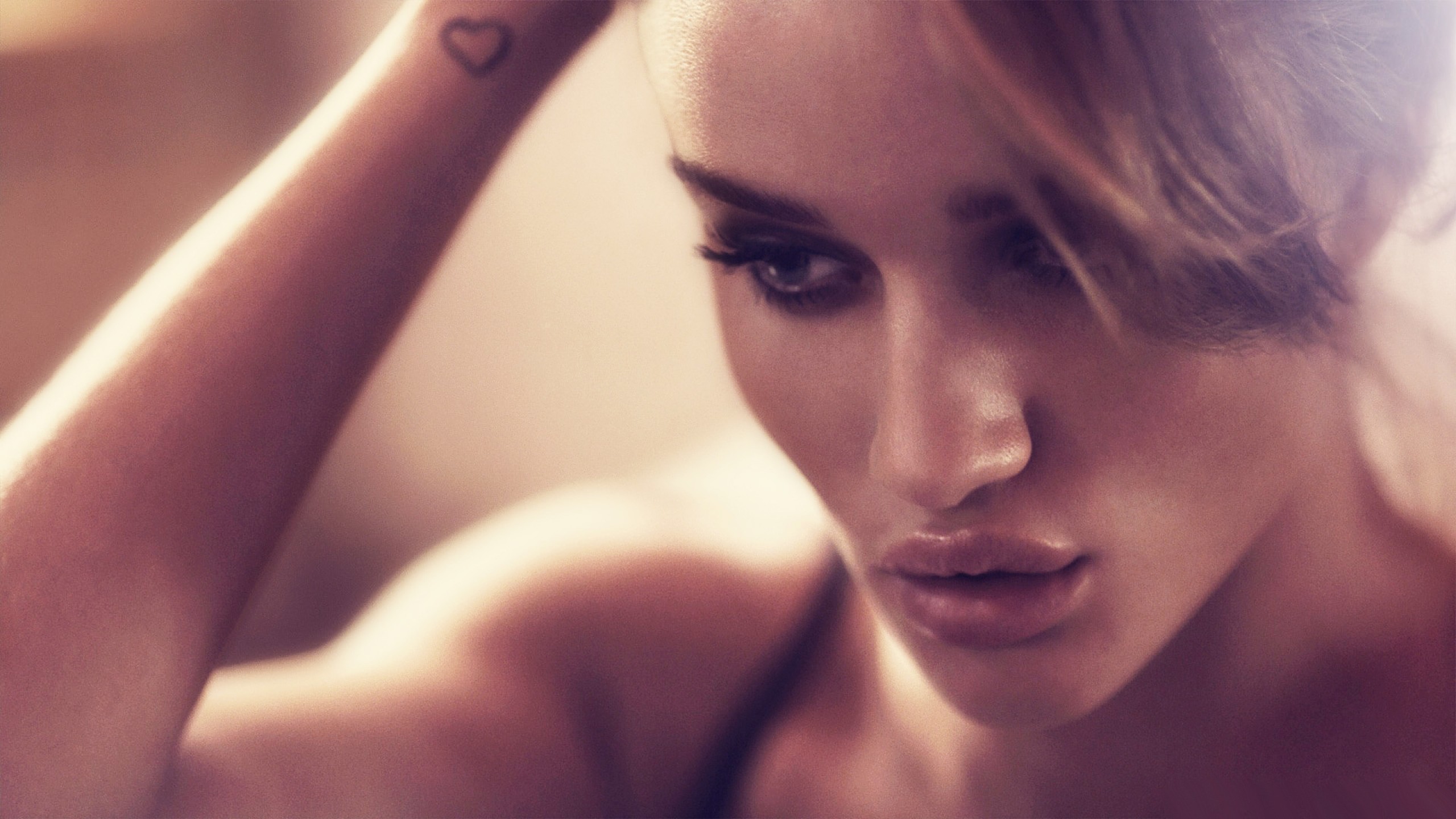 Rosie Huntington Whiteley 2560x1440