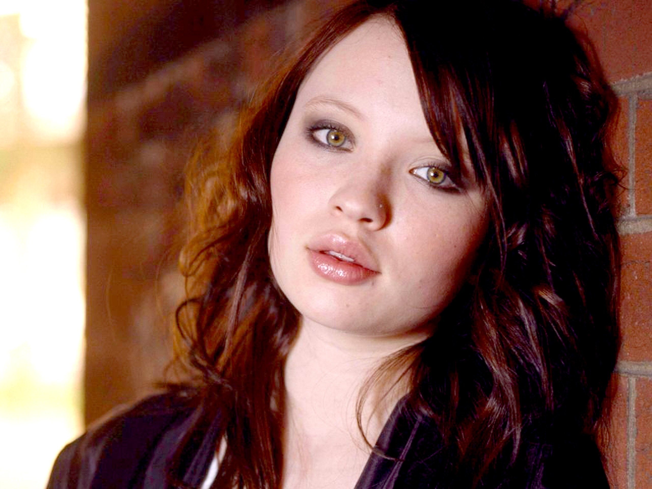 Emily Browning 2560x1920