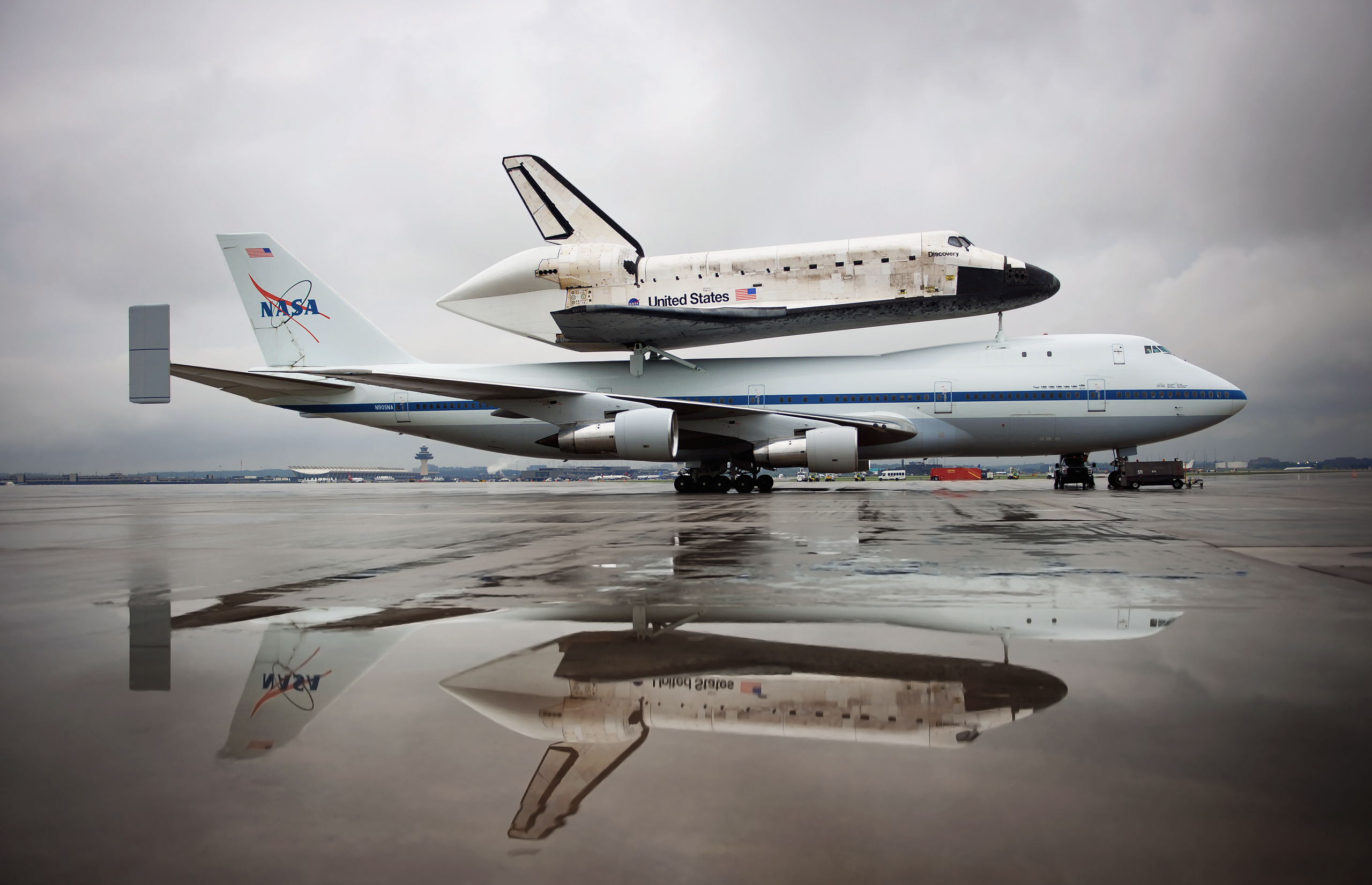 Vehicles Space Shuttle Discovery 2560x1650