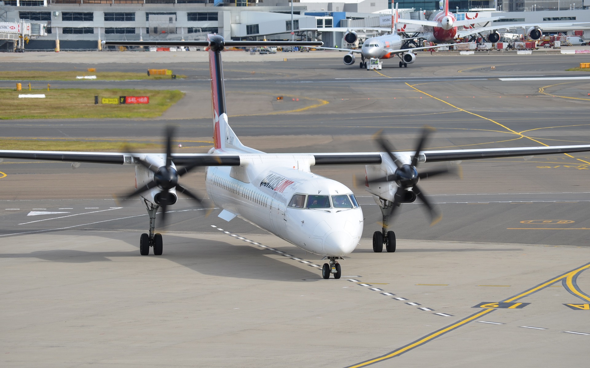 Bombardier Qantas Airplane Aircraft Vehicle Airport Passenger Plane 1920x1200