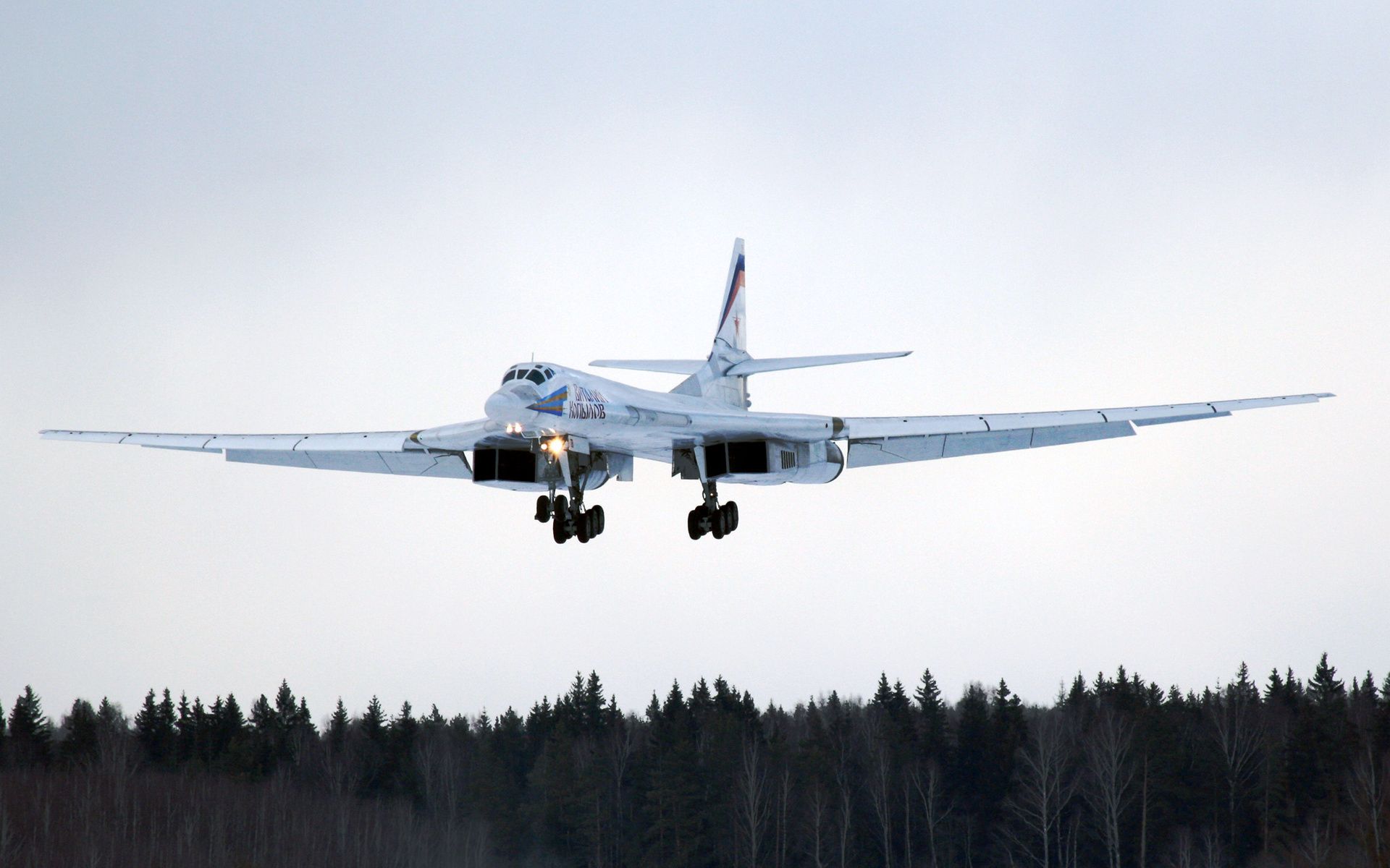 Military Tupolev Tu 160 1920x1200