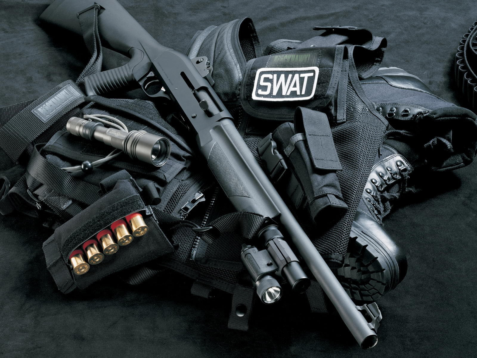 Shotgun SWAT Firearm 1600x1200