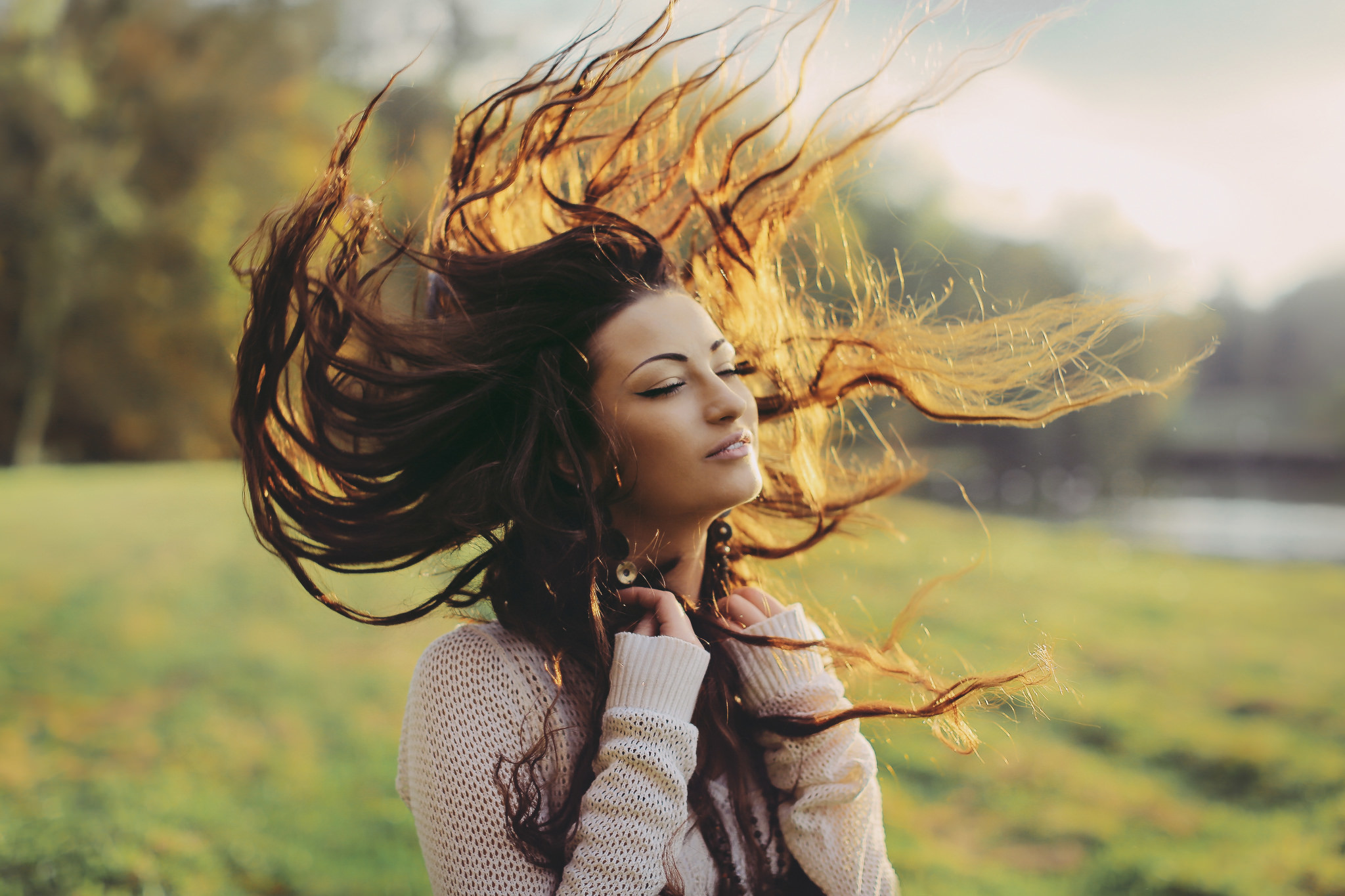 Слушая гул осеннего ветра. Развивающиеся волосы. Девушка на ветру. Волосы на ветру. Девушка волосы на ветру.