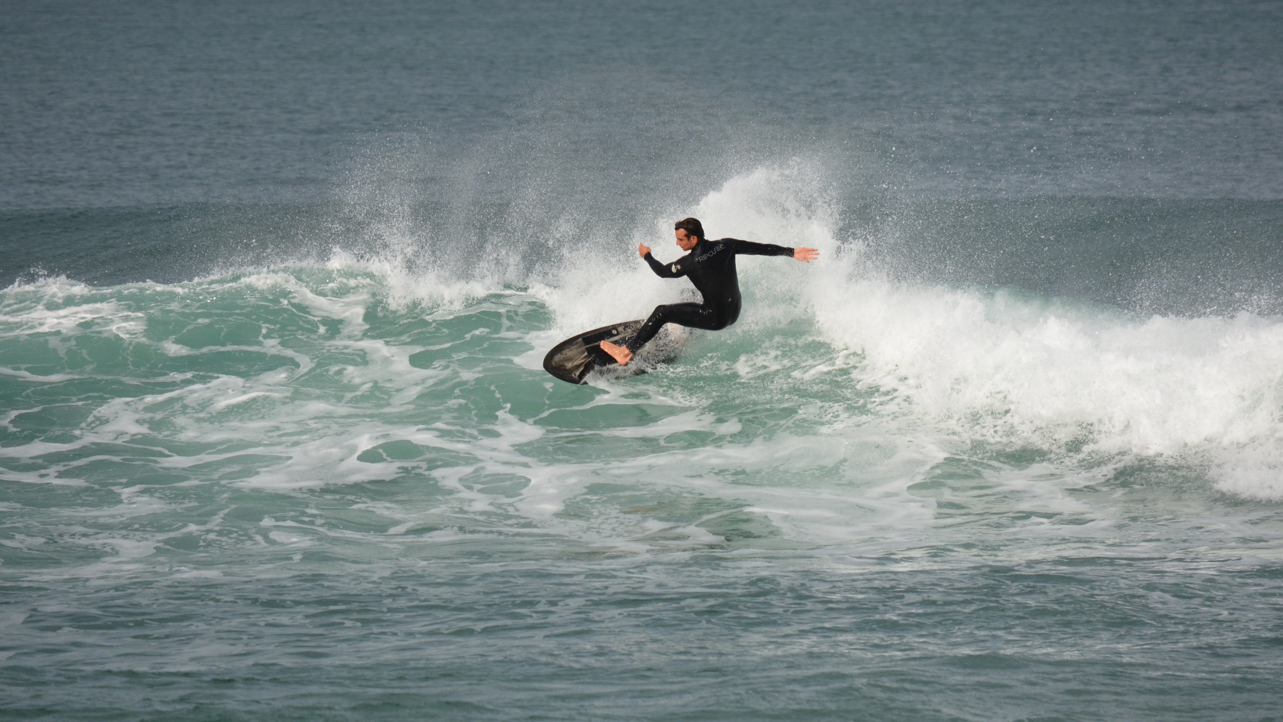 Ocean Surfer Surfing Wave 2560x1440