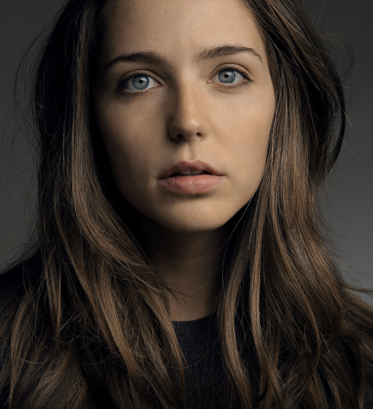 Jessica Rothe Women Actress Face Blue Eyes Brunette Simple Background Frontal View Gradient 1300x1424