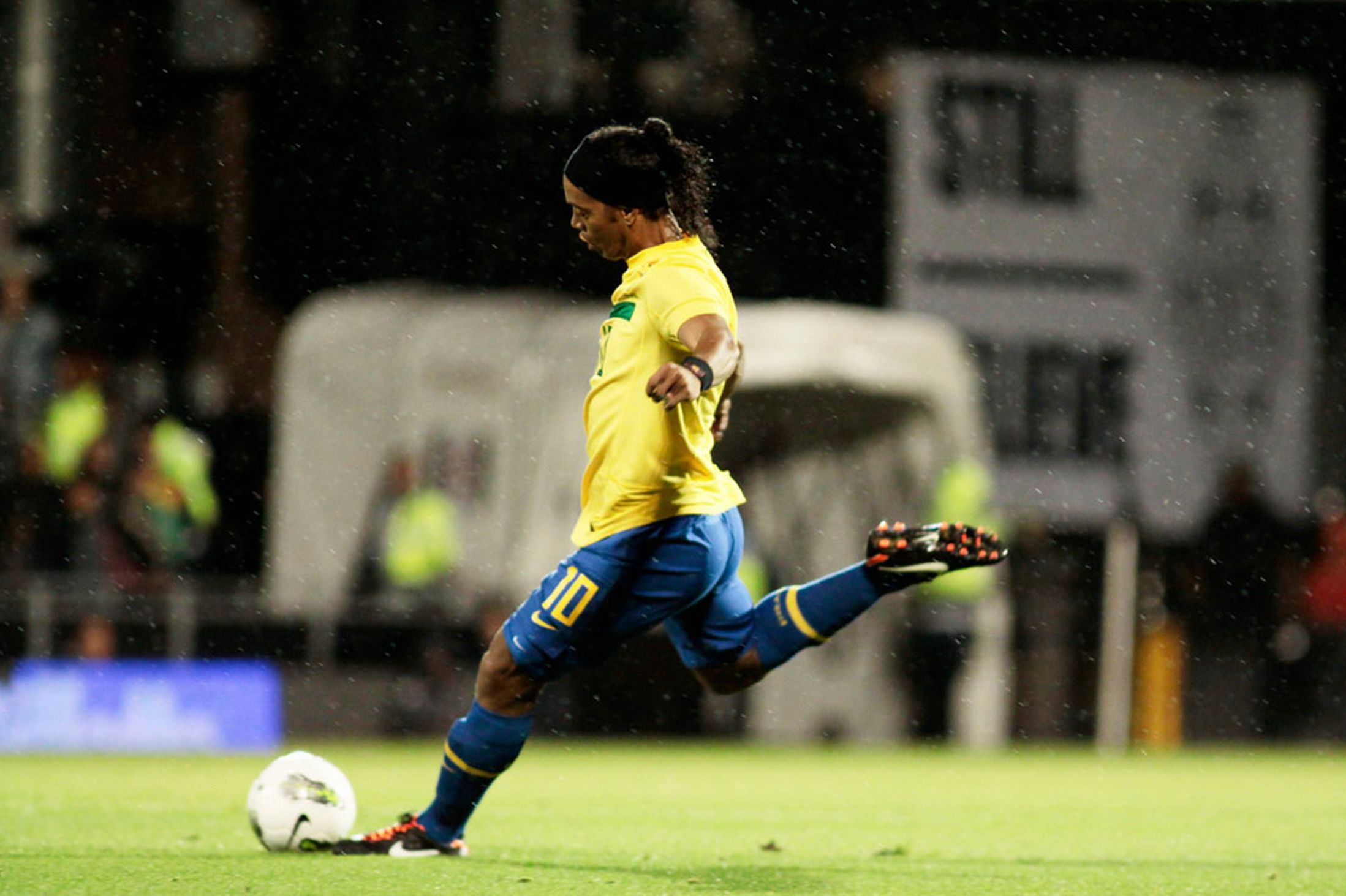 Sports Ronaldinho 2197x1463
