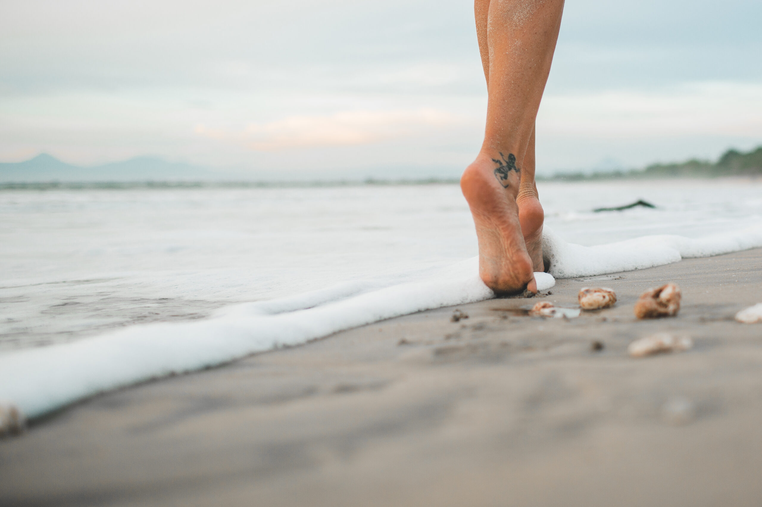 Alex Siracusano Legs Feet Barefoot Sea Beach Shoreline Tattoo Walking Depth Of Field 2560x1706