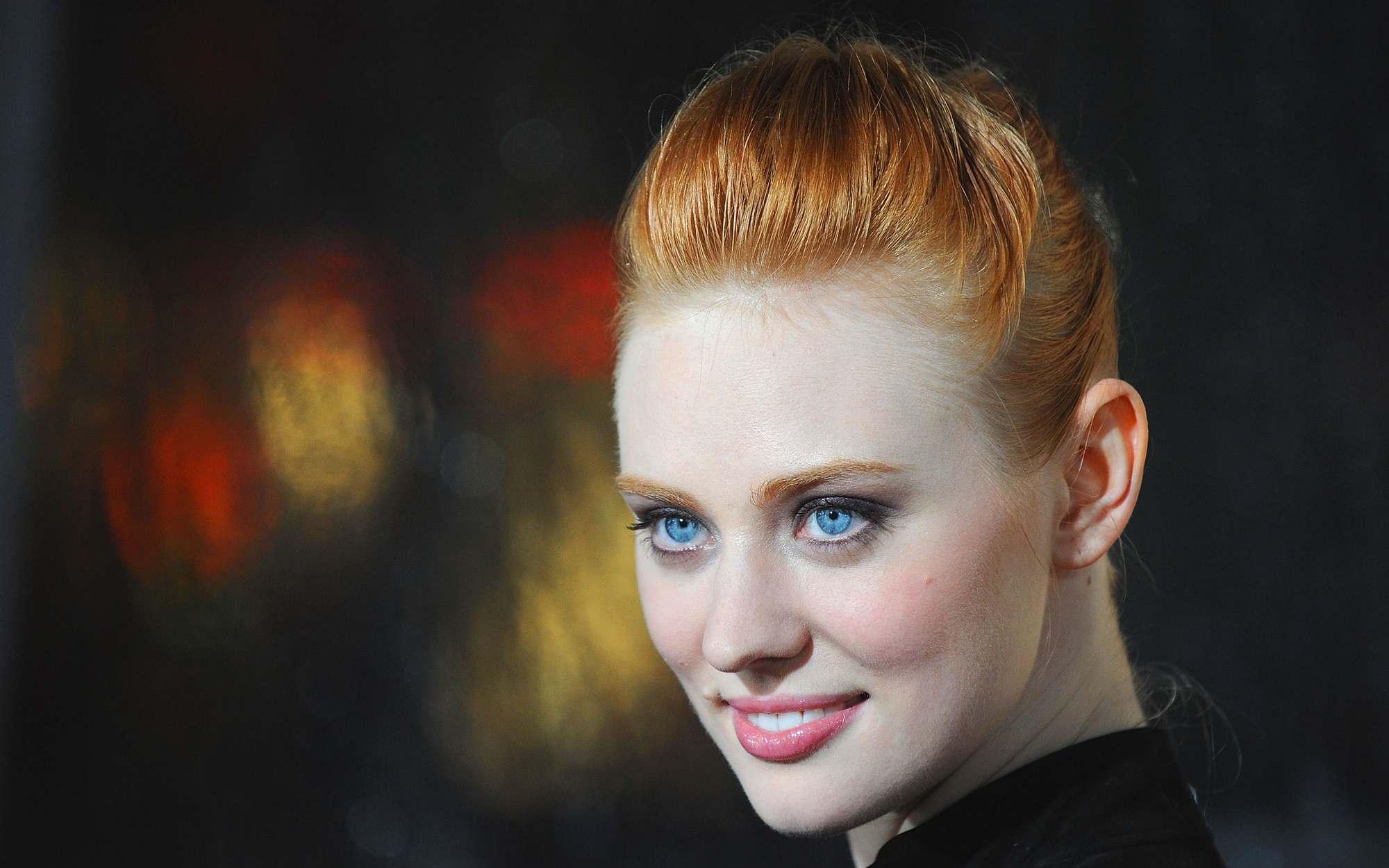 Deborah Ann Woll 2000x1250