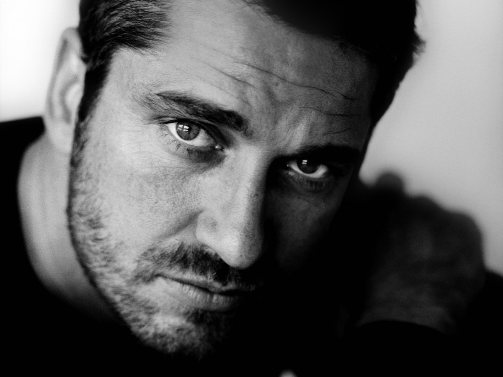 Gerard Butler 1600x1200