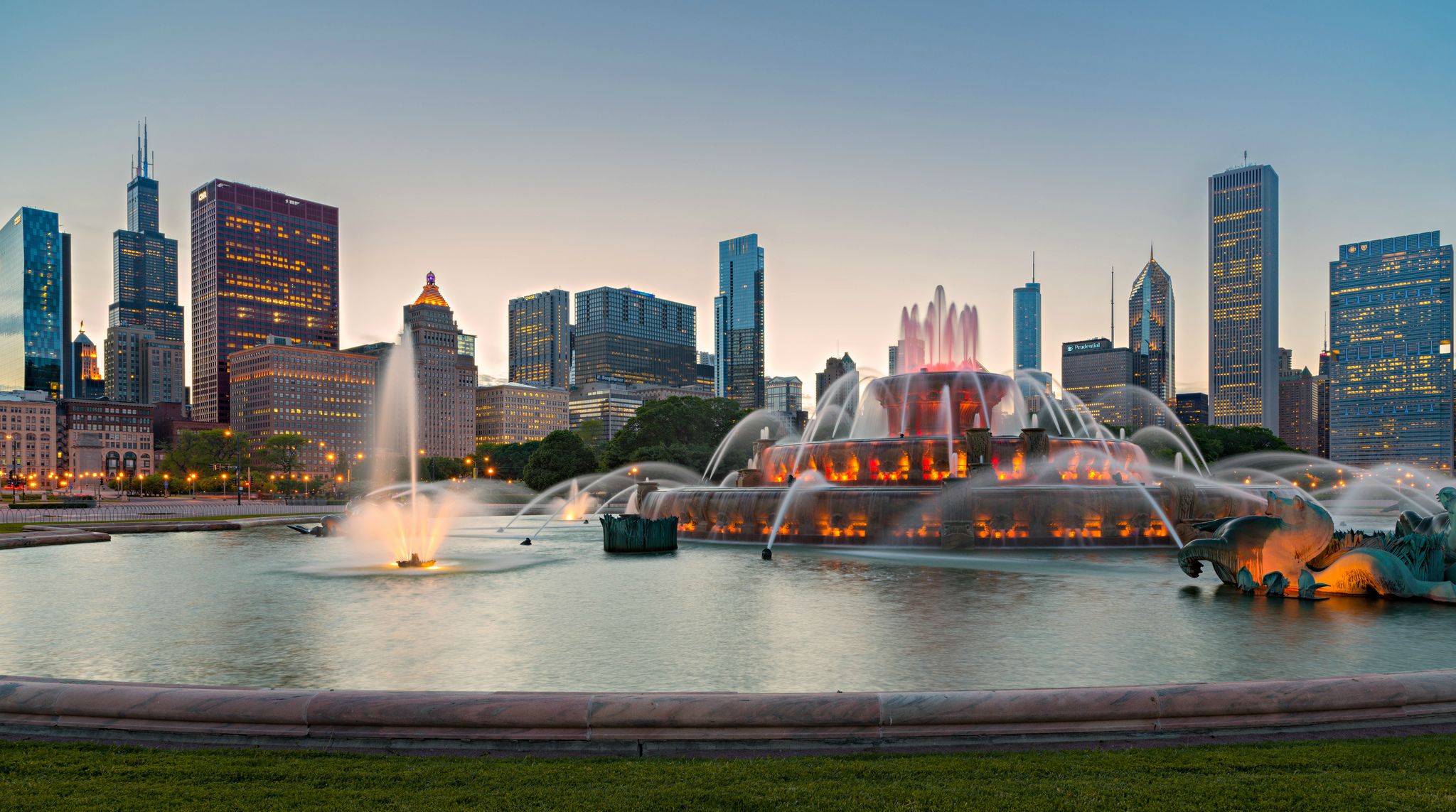Fountain Chicago City 2048x1143
