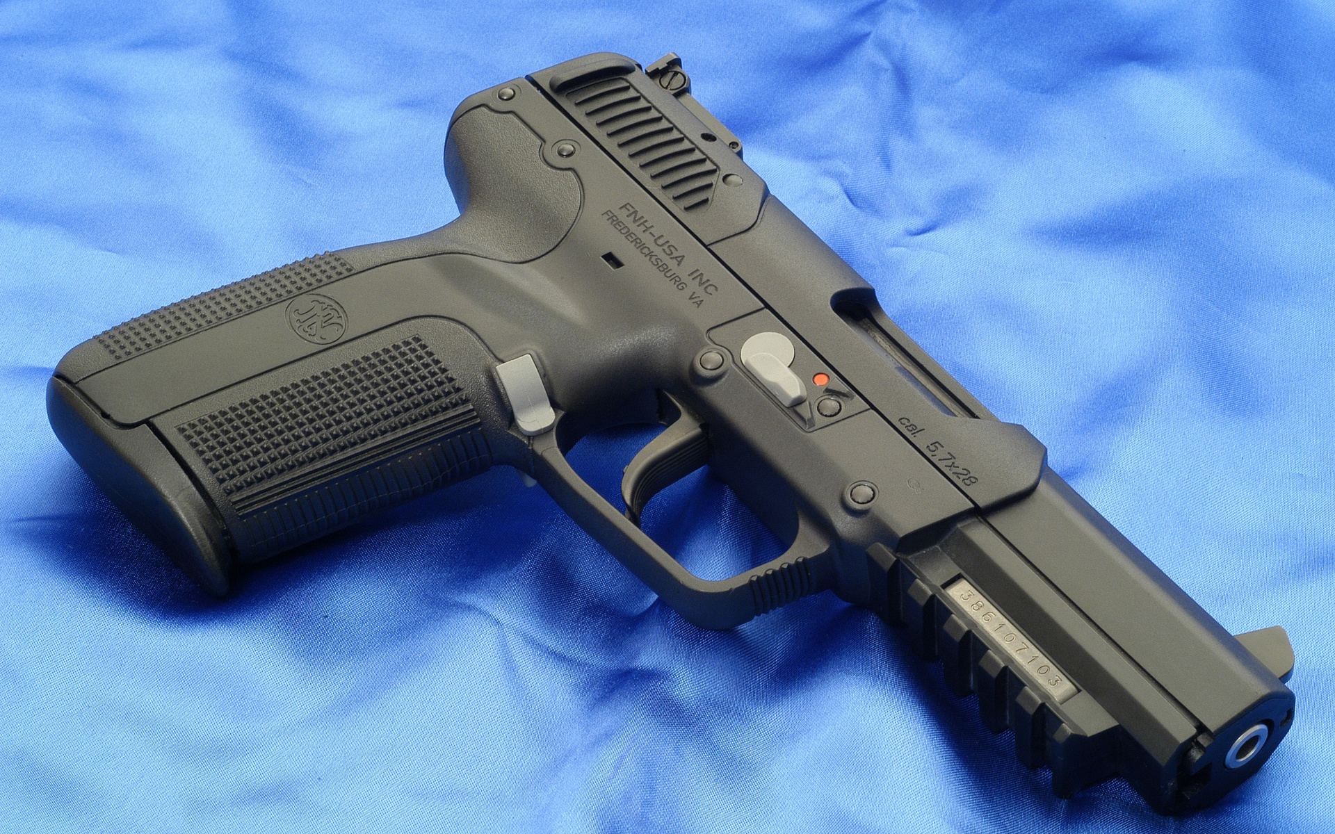 Weapons Pistol 1920x1200