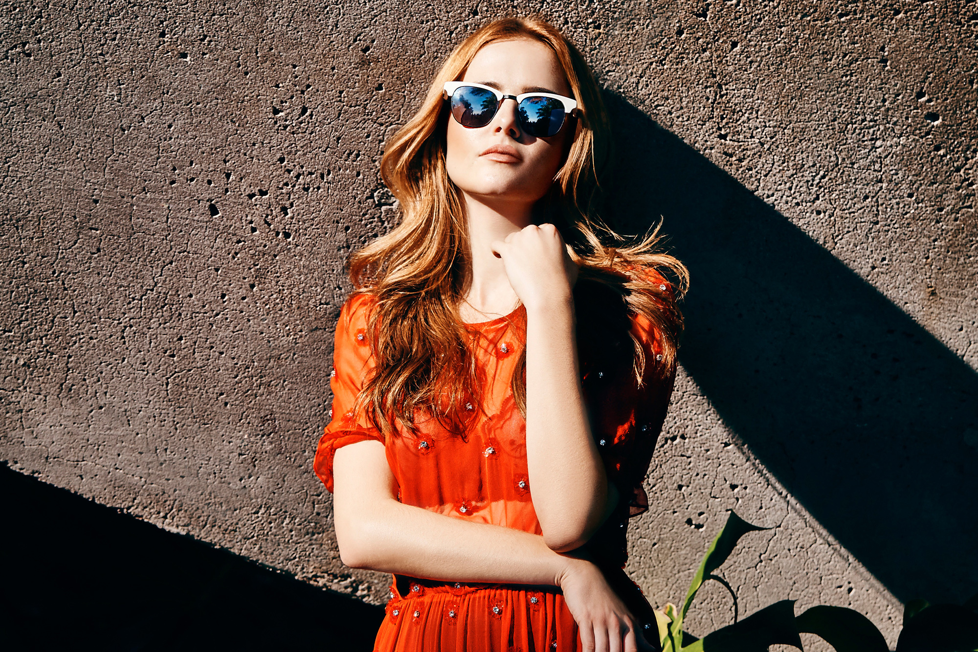 Actress American Brunette Red Dress Sunglasses Zoey Deutch 2000x1333
