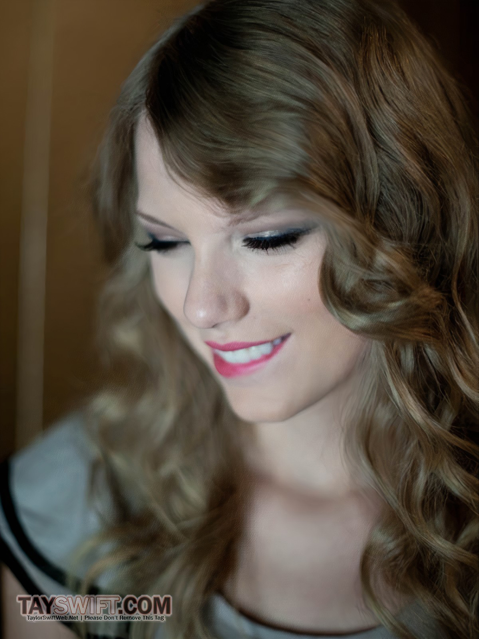 Taylor Swift Women Blonde Singer Long Hair Face Indoors Smiling Biting Lip 960x1280