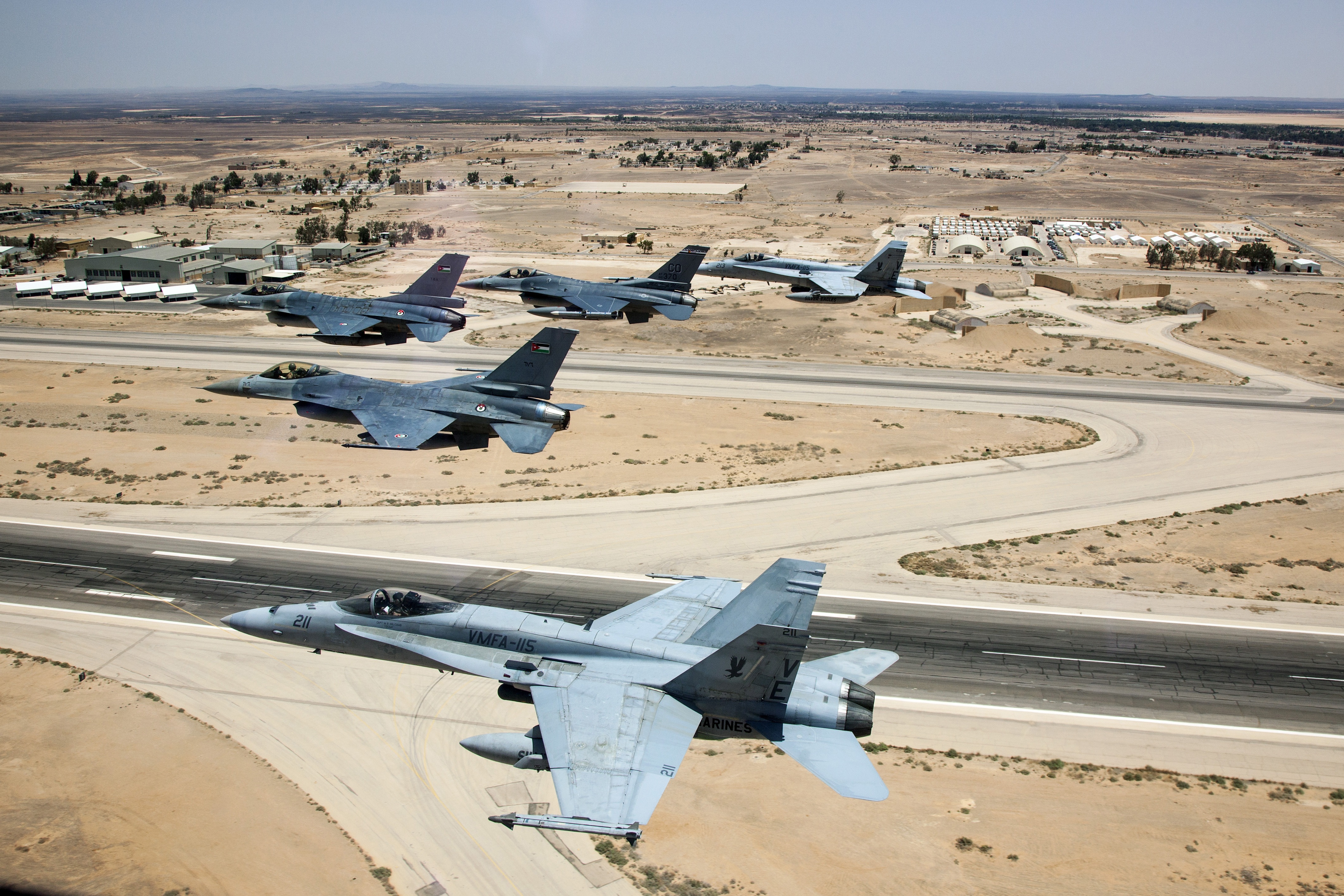 General Dynamics F 16 Fighting Falcon Mcdonnell Douglas F A 18 Hornet 4249x2832