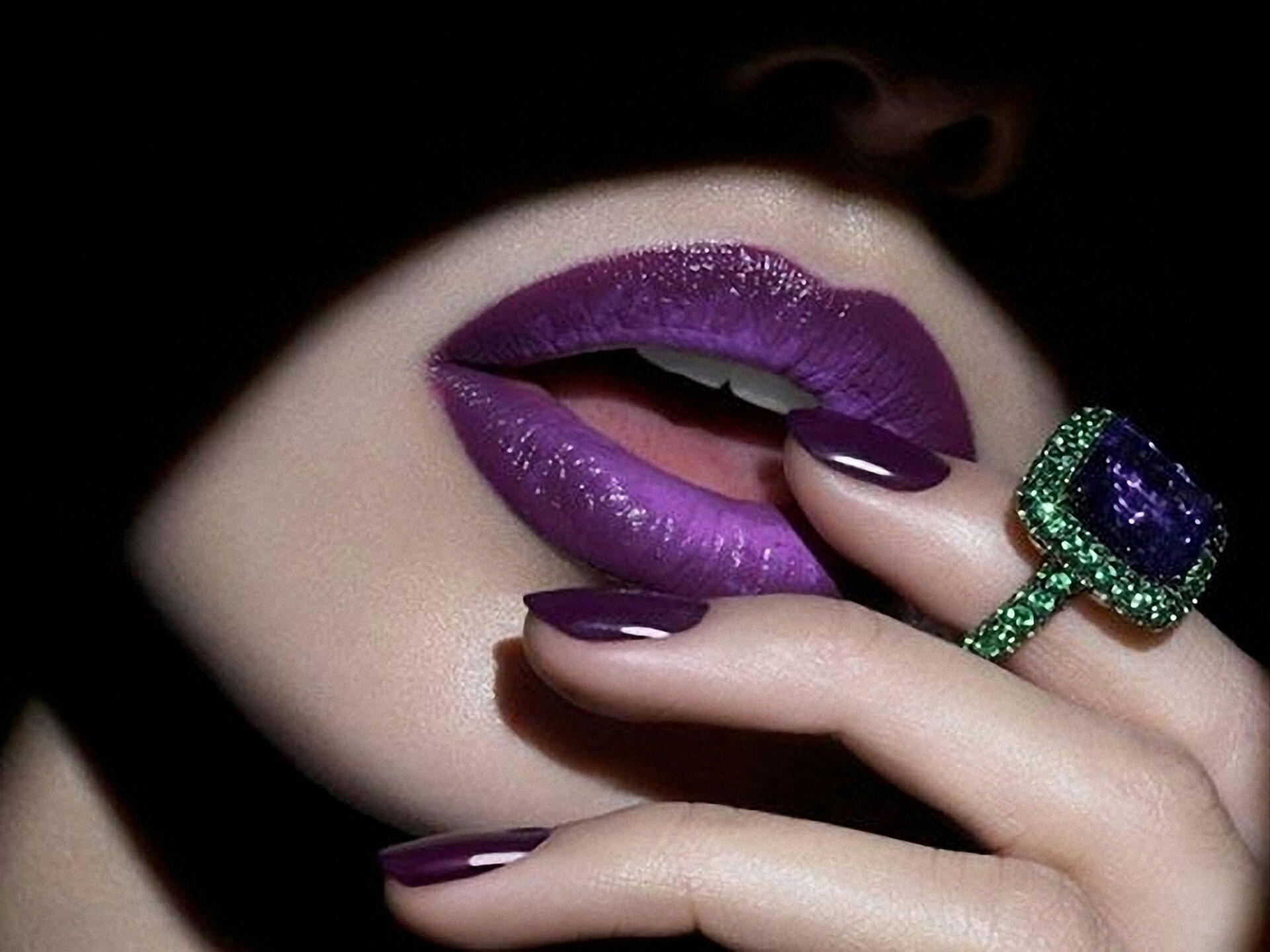 Lipstick Purple Ring Woman 1920x1440